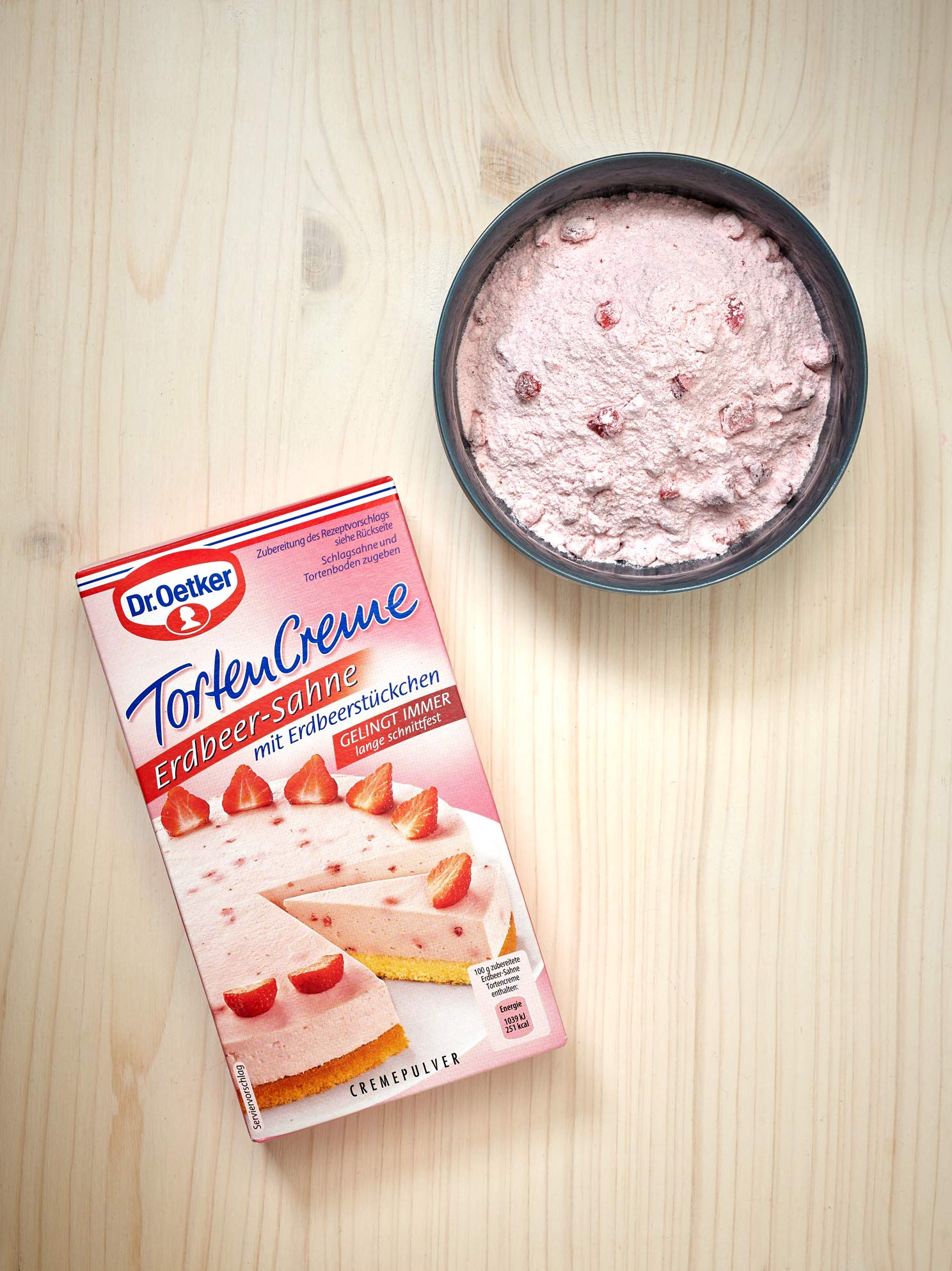 Dr. Oetker Erdbeer-Sahne Tortencreme, 11 x 113 g, Cremepulver für Tortencreme mit gefriergetrockneten Erdbeerstücken und Erdbeerpulver, gelingsichere Zubereitung von Tortenkreationen