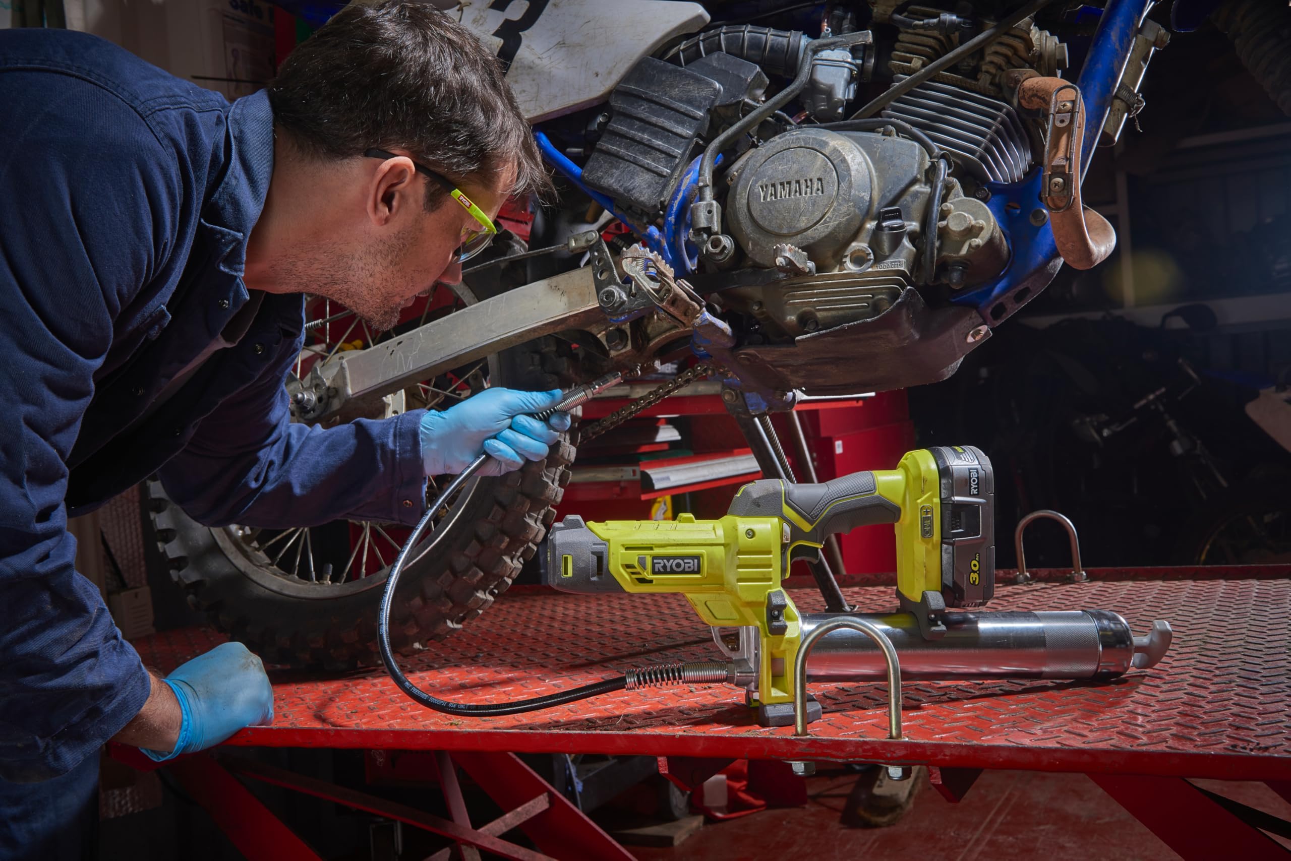 RYOBI 18 V ONE+ Akku-Fettpresse R18GG-0, Befetten von Fahrzeugen und Maschinen, Durchflussrate 210 gr/min, 400g Fettpatronen, ohne Akku und Ladegerät