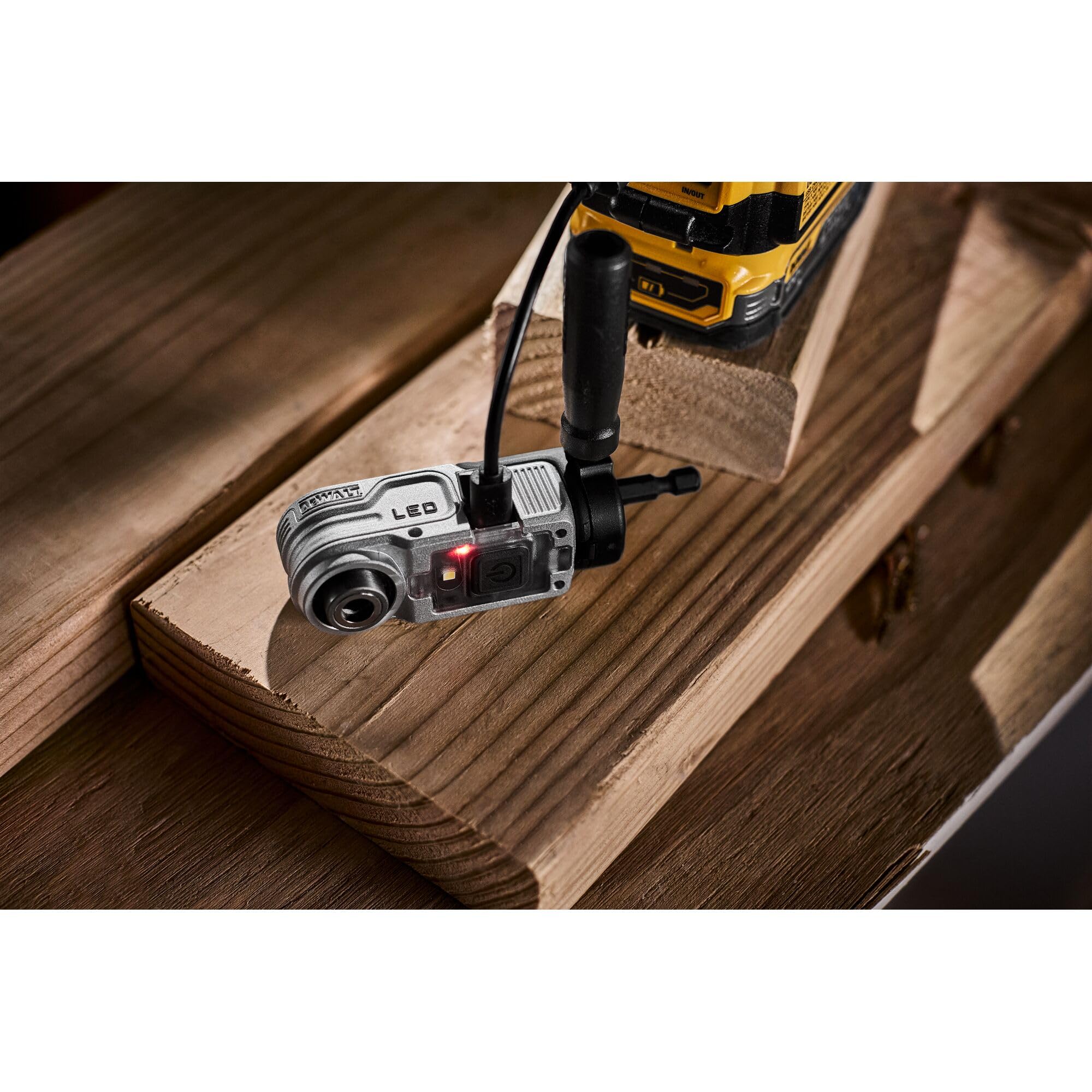 DEWALT TESTA AD ANGOLO CON LUCE LED 1/4'', DTLRA-QZ