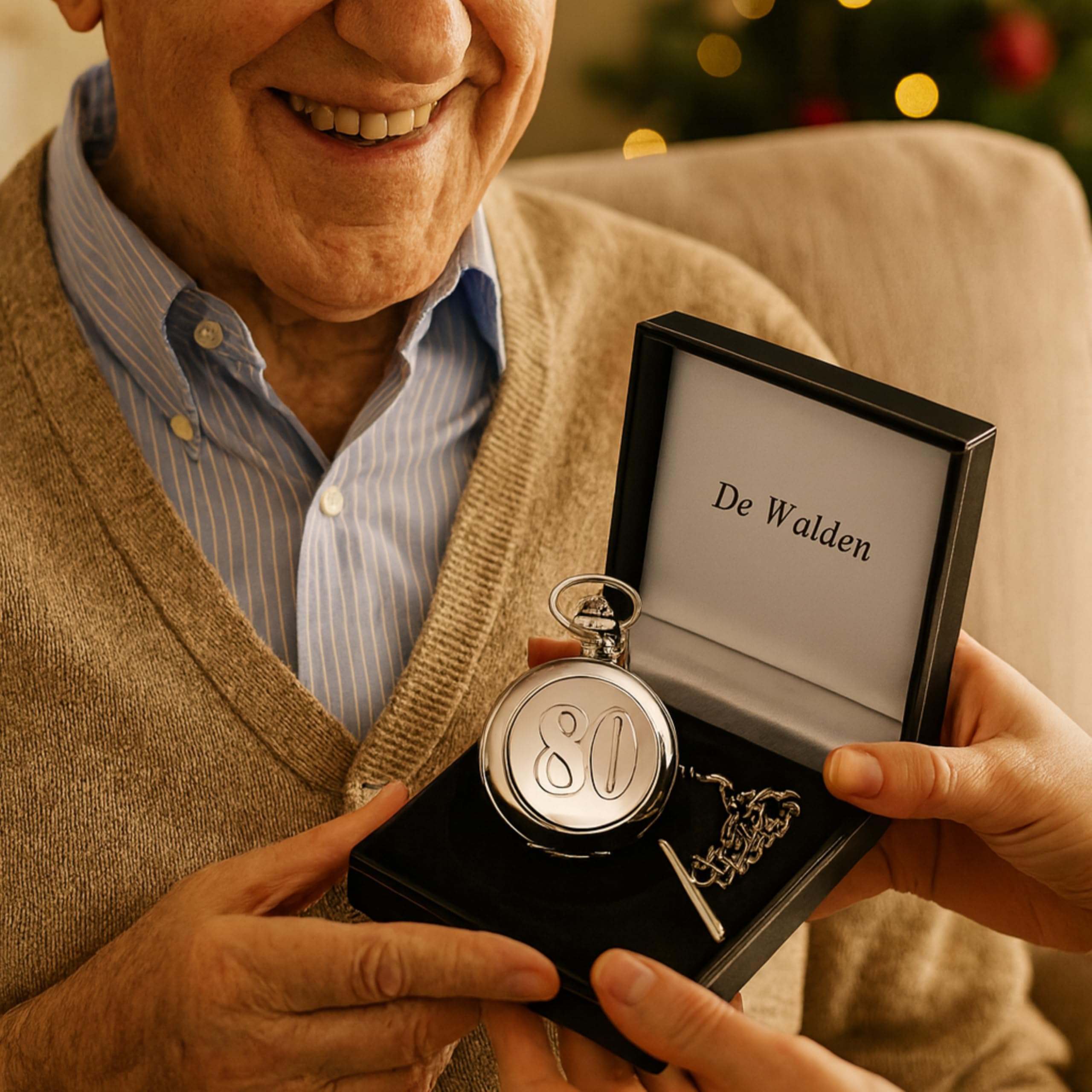 Orologio da taschino con il numero 80 inciso sulla cassa, contenuto in una scatola regalo in raso di alta qualità.