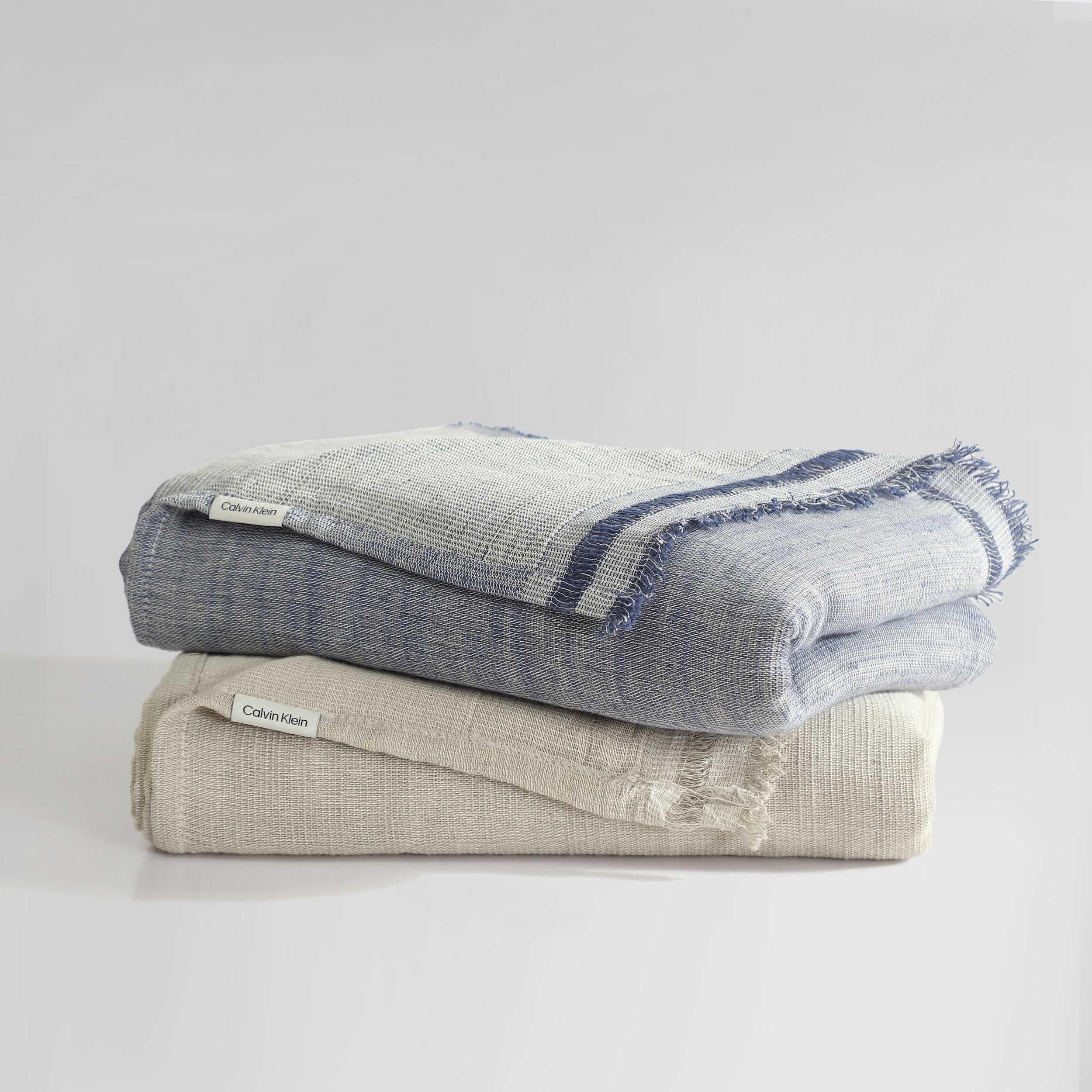 Calvin Klein - Copriletto, biancheria da letto a trama fine con bordi sfilacciati, leggera e traspirante, perfetta per letto, divano o sedia, certificata Oeko-Tex (beige, 152,4 x 177,8 cm)