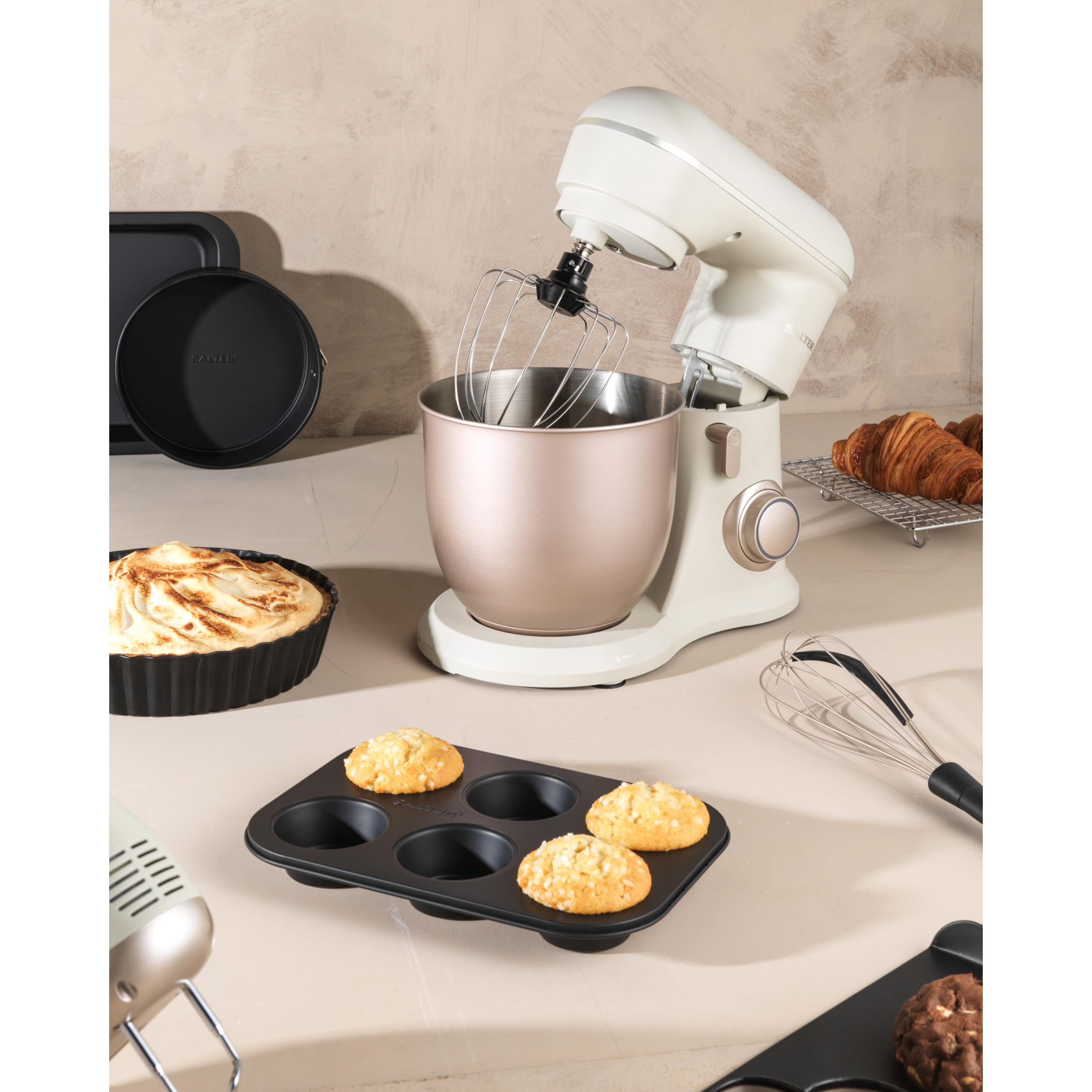 Salter EK5511SBOVDE Elektrische Standmixer - Rührer mit 4 Liter Rührschüssel, 10 Geschwindigkeitseinstellungen mit Pulse-Funktion, Abnehmbar Spritzschutz, Rührbesen, Teigknete- und Rühraufsatz, 1300W