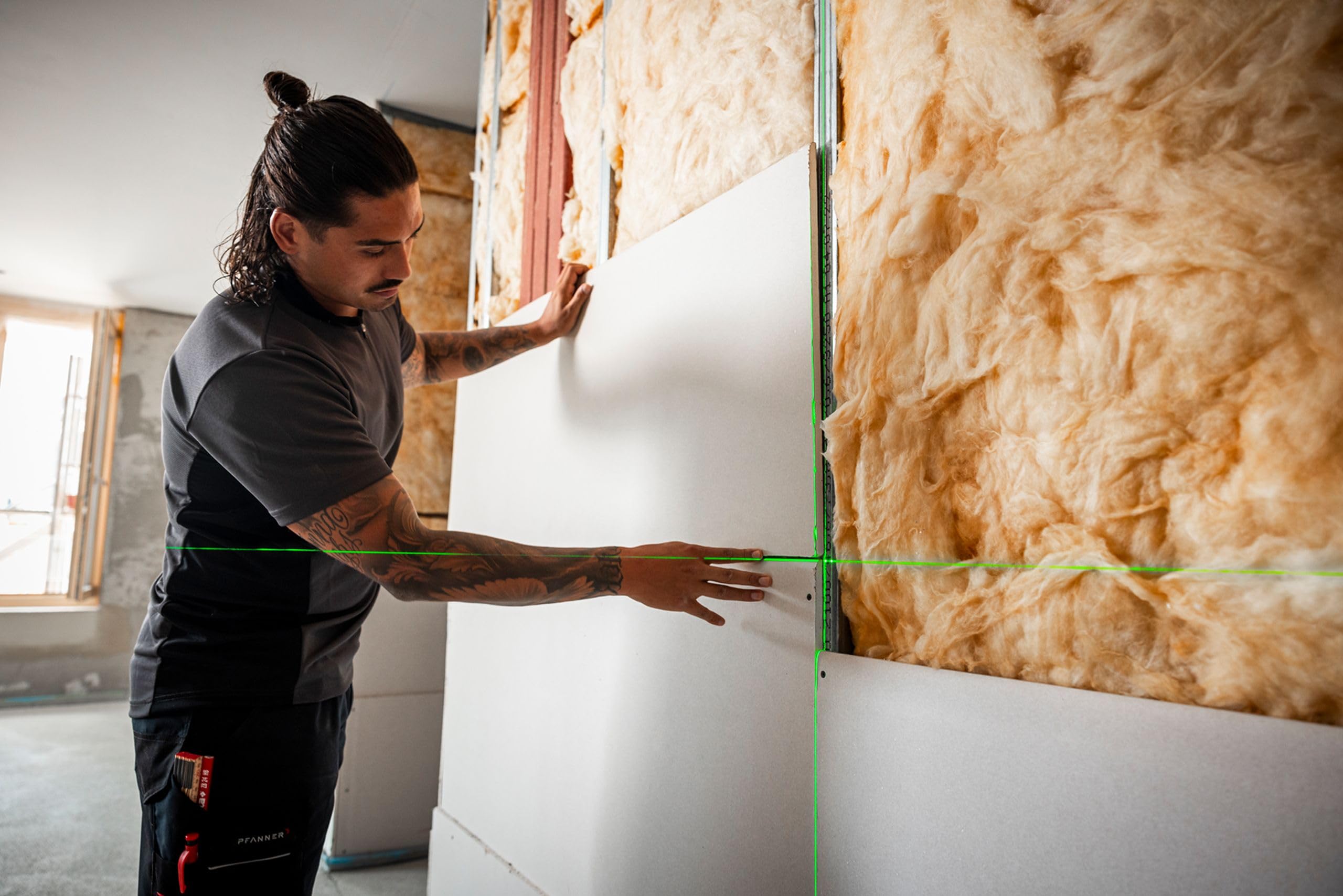 SOLA X2 GREEN Kreuzlinienlaser grün, Linienlaser für Innenausbau & Trockenbau, Laser Messgerät mit scharfen Linien, großer 170° Arbeitsbereich, 30m/80m Reichweite, Neigungsfunktion, einfache Bedienung