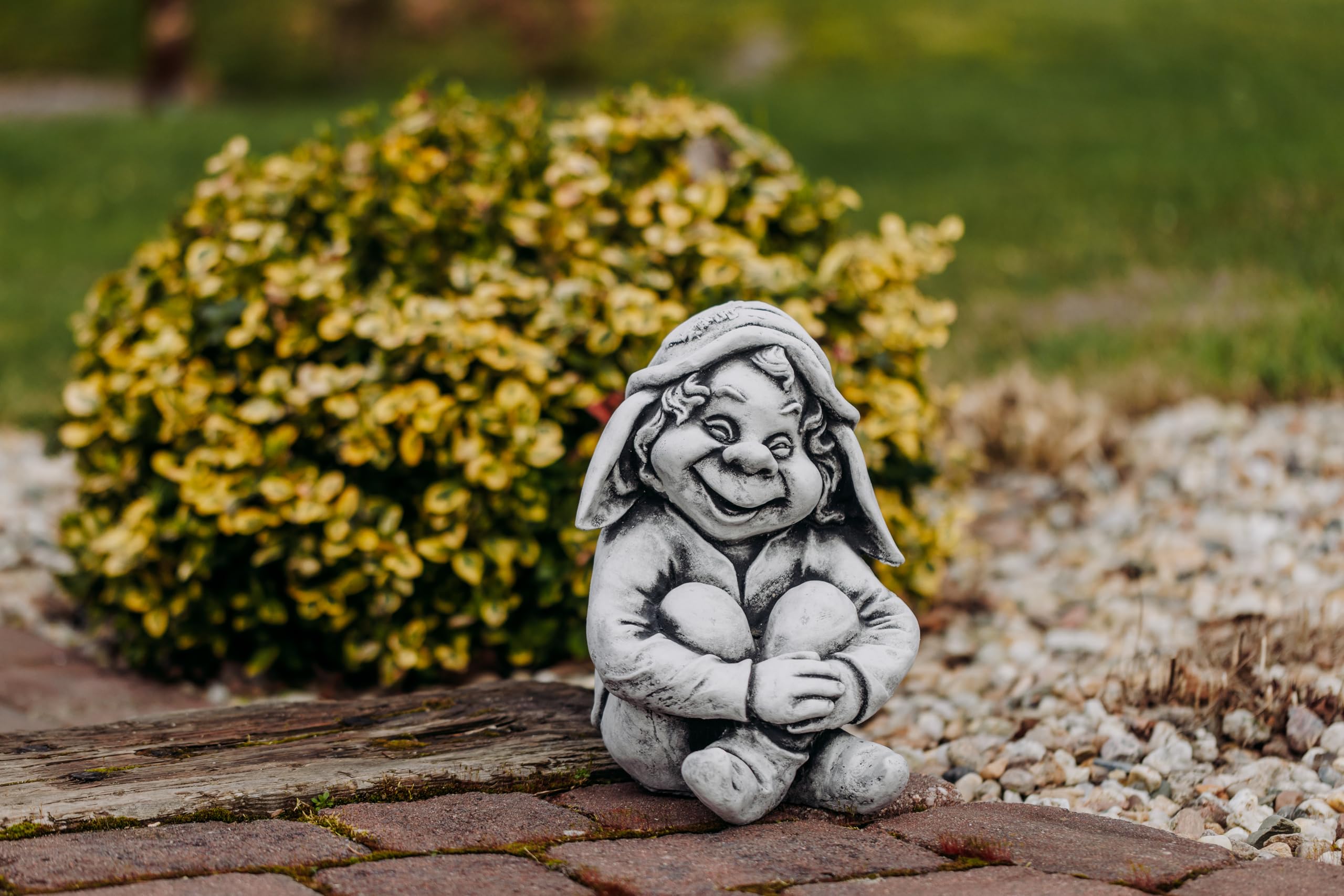 gartendekoparadies.de Gnom als lustiger Freund, Steinfigur Wichtel, H. 30 cm, 11 kg, Grau, frostsicher aus Steinguss für Außenbereich