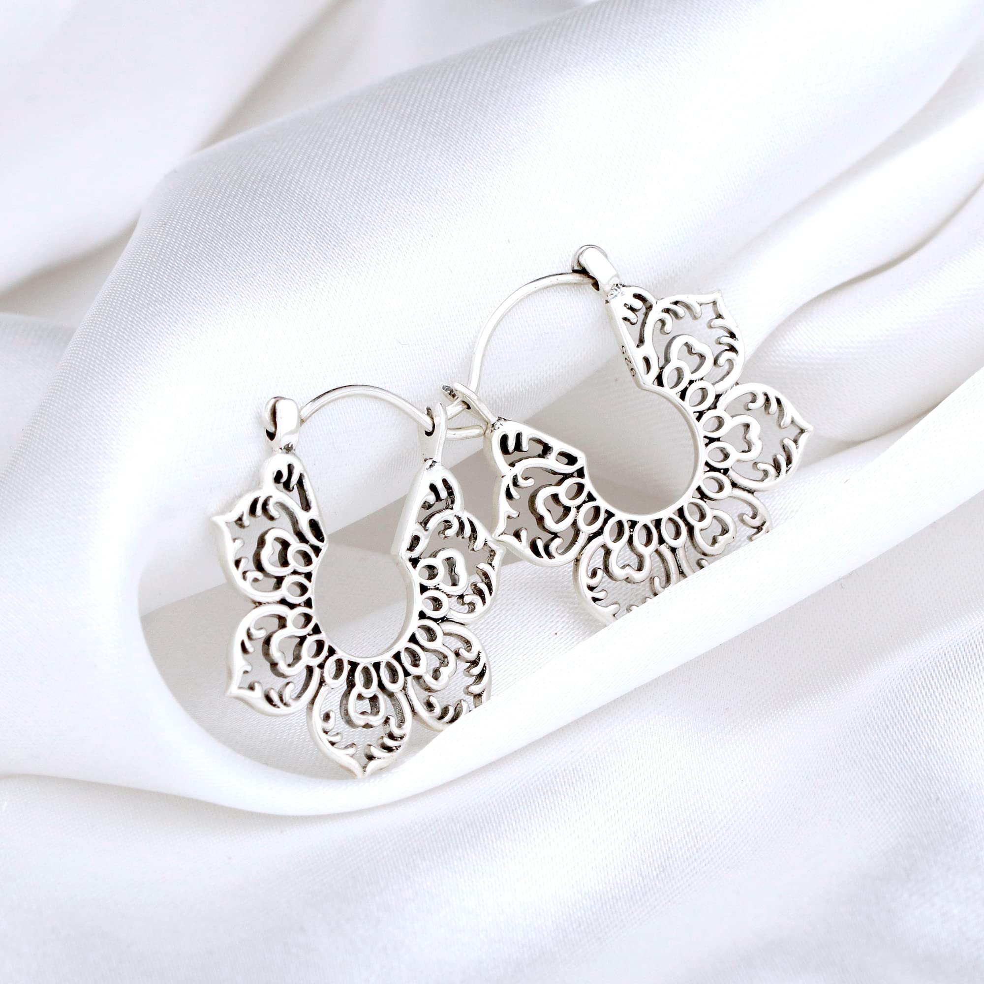 MadamLili - Ohrringe KARMA III - 925 Sterling Silber - 2cm Große Verzierte Blüte - Ornamentaler Echtsilberschmuck - Exklusive Schmuckbox