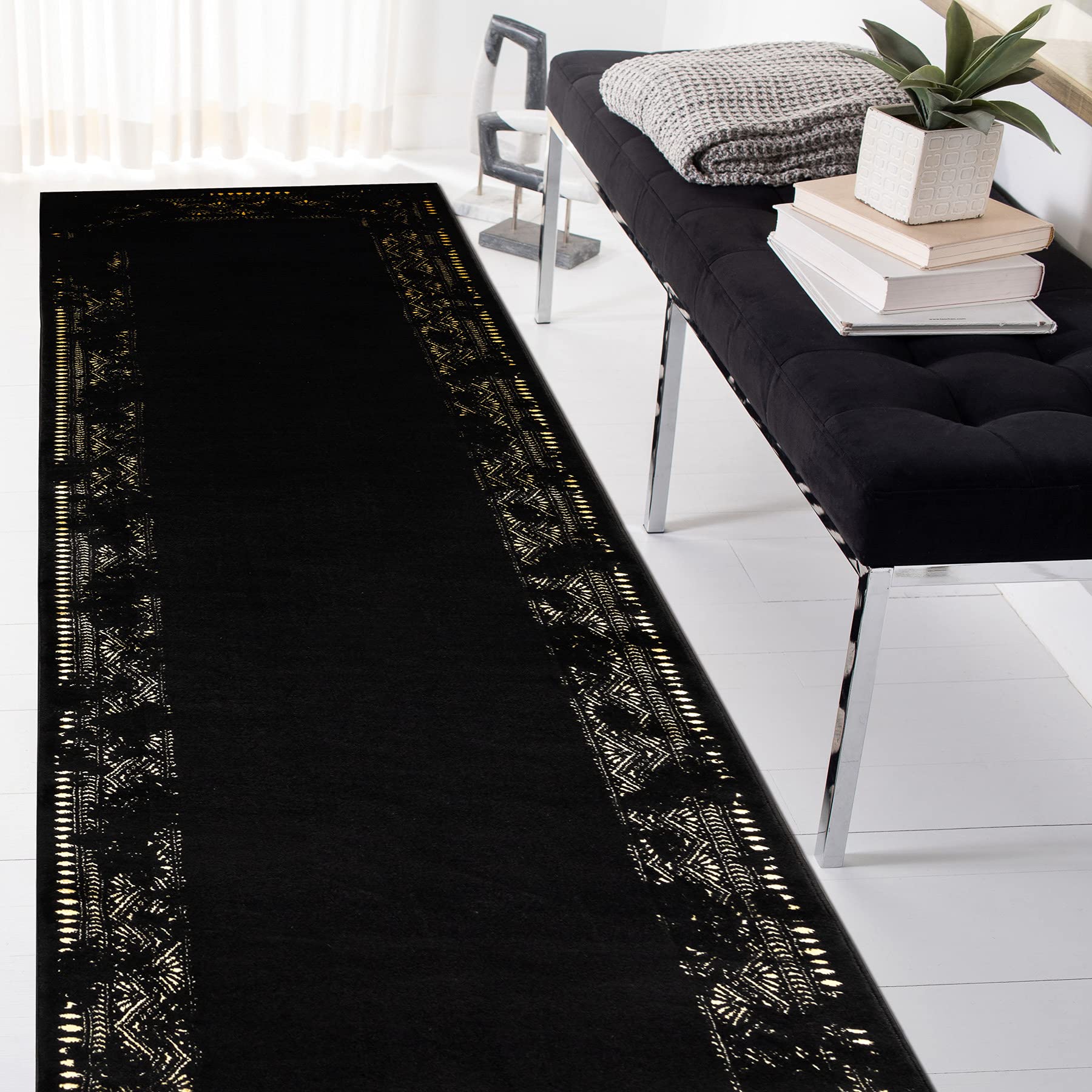 Tapis de course moderne en noir et or avec des finitions haut de gamme pour une entrée prestigieuse