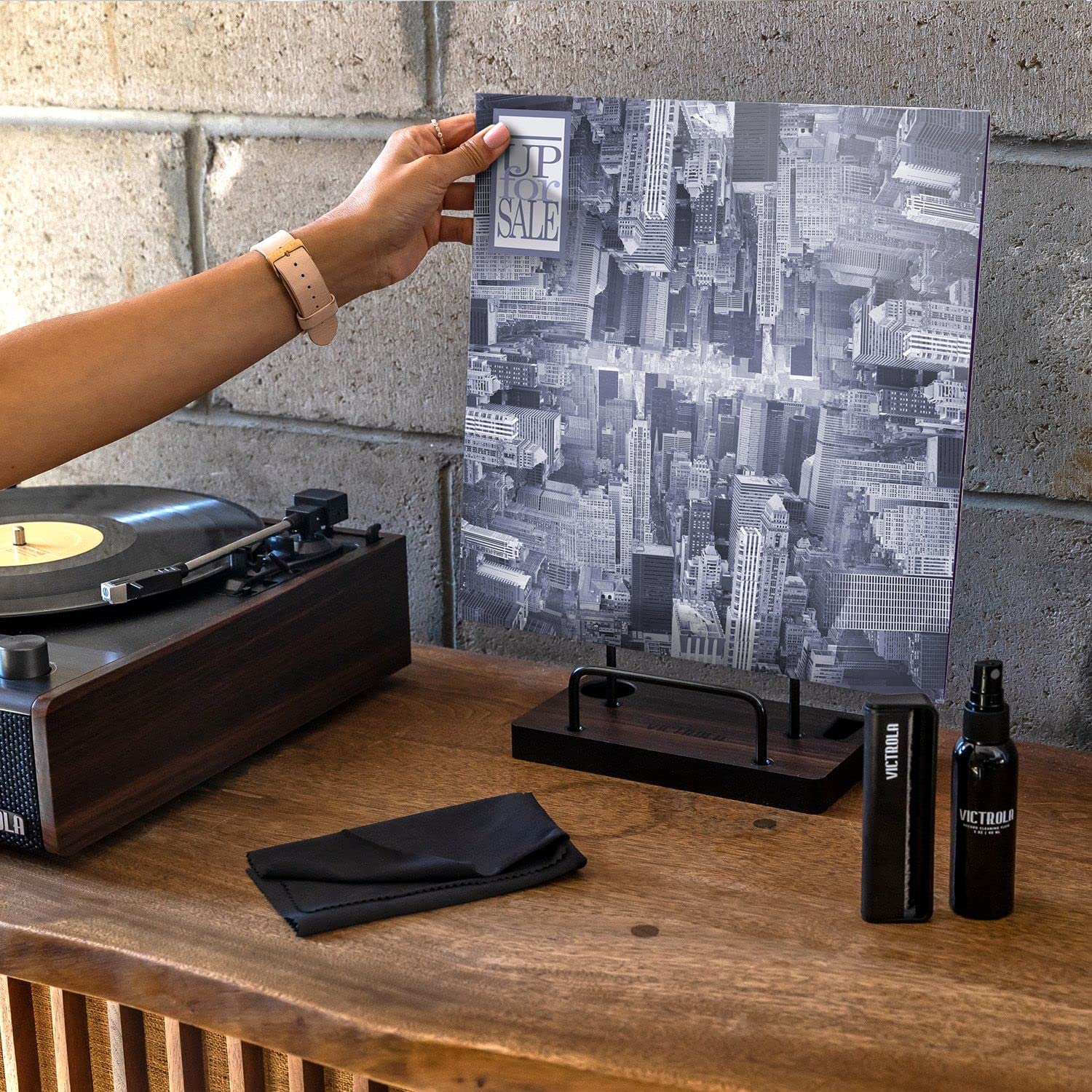 Victrola Zestaw do czyszczenia płyt winylowych, może służyć jako stojak na płyty, zawiera szczotkę antystatyczną, środek czyszczący, ściereczkę, stojak z wykończeniem z drewna espresso z