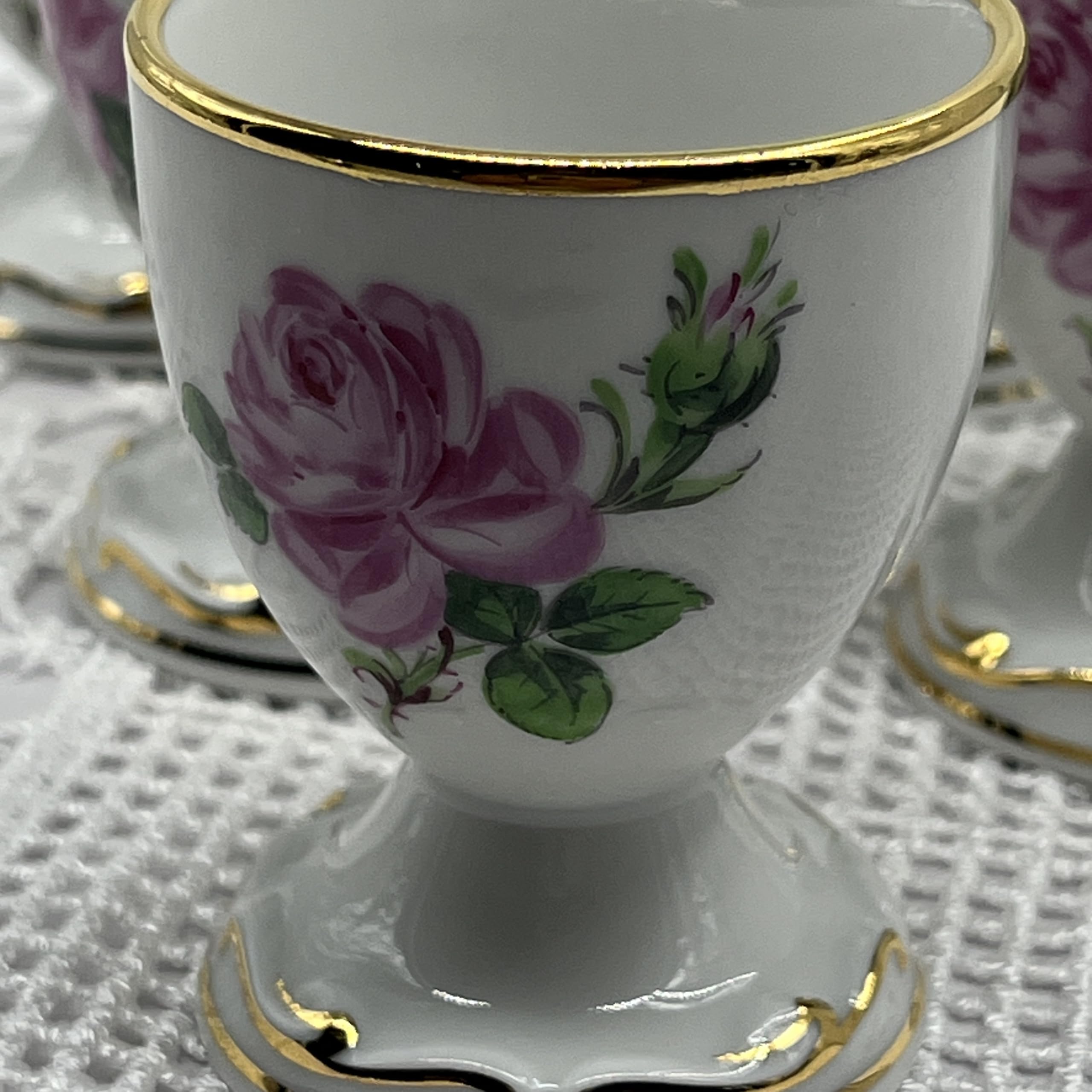 Traumhaftes 6er Set Porzellan Eierbecher – Handgemalt, mit edlem Goldrand & Rosen-Dekor, PGH Meißen(DDR), Vintage Sammlerstück