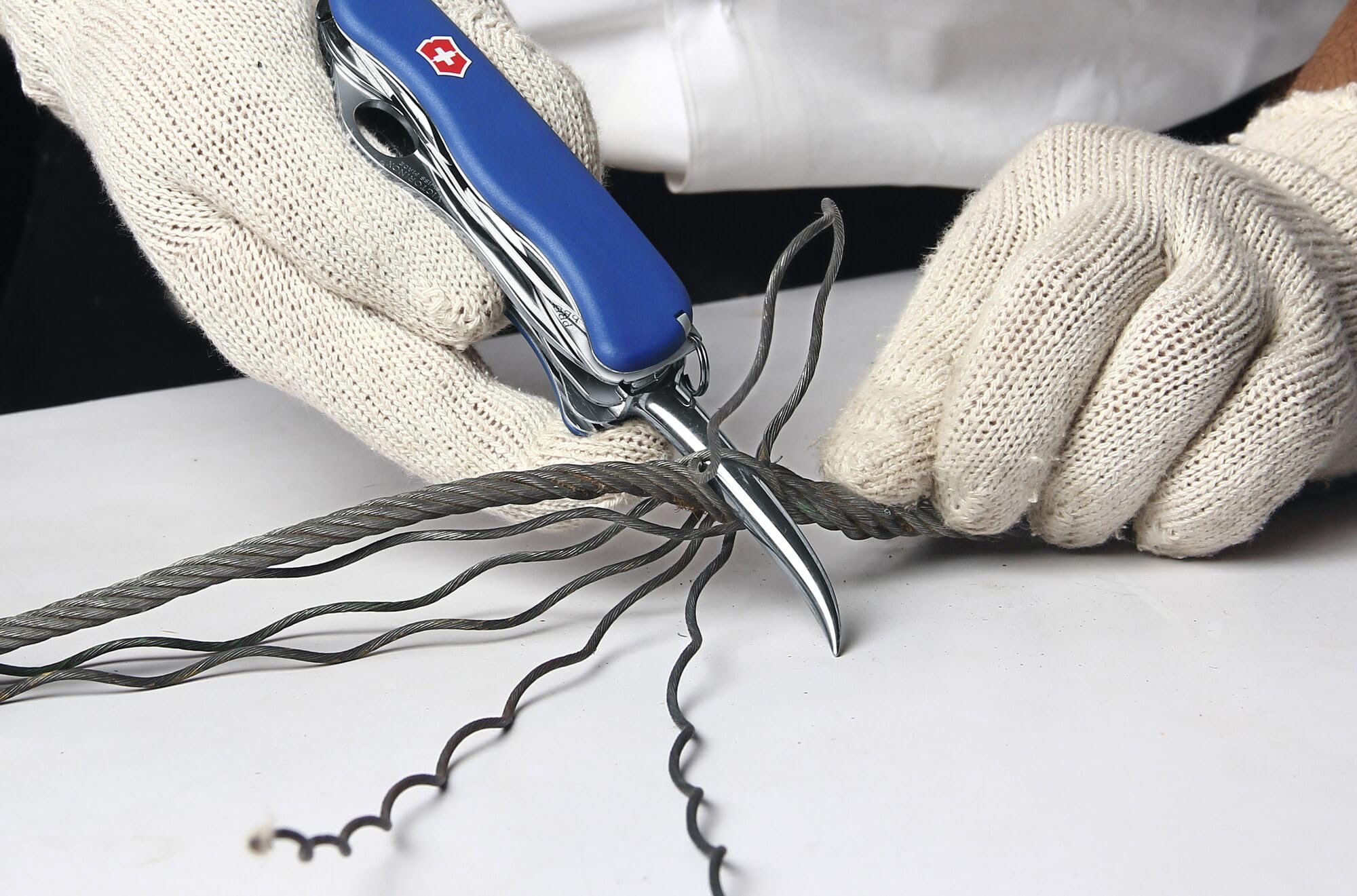 Victorinox Skipper Pro Couteau de Poche Suisse, Multitool, 12 Fonctions, Grande Lame Fixe, Bleu