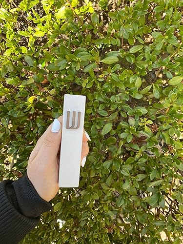 Miniatura 123 de A&S Mezuzot Moderna funda de mezuzá de hormigón con pergamino, fácil de despegar y pegar Mezuza (gris + espinilla grabada, 5 pulgadas)