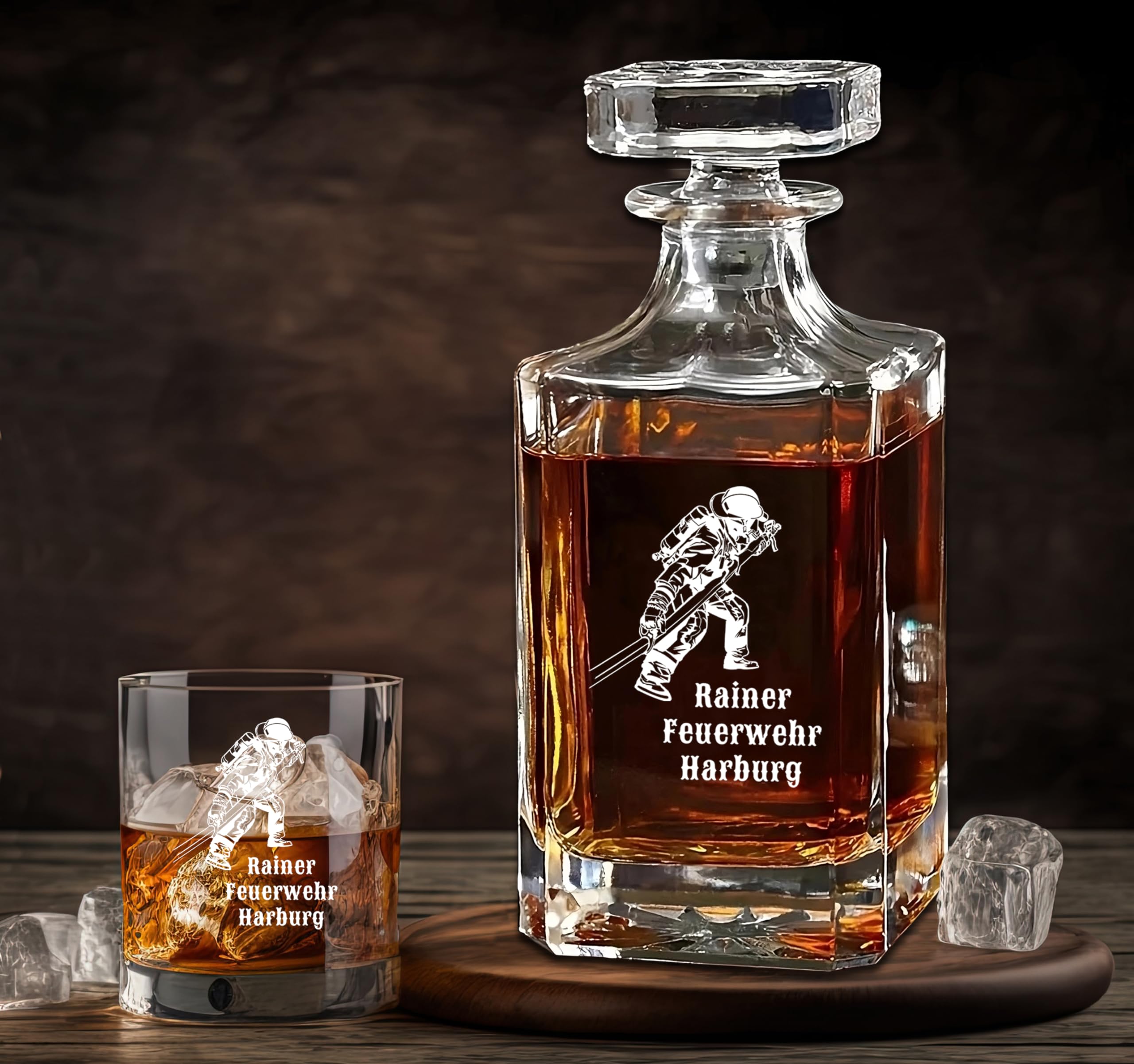 Whisky Set Feuerwehr Gravur und Wunschtext Karaffe 700 ml und Gläser personalisiert Holzbox Geschenk (Motiv 4: Feuerwehrmann mit Schlauch, Karaffe + 4 Gläser)