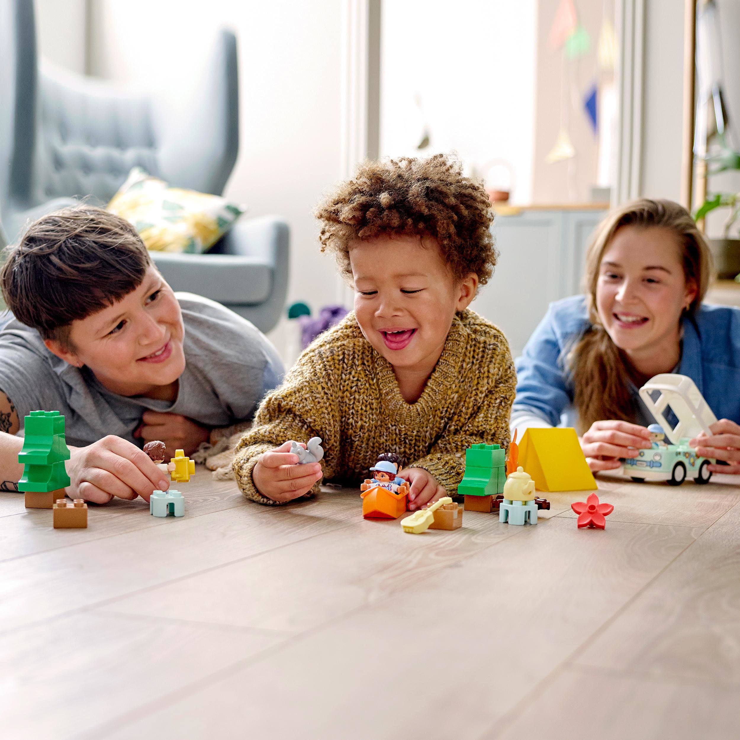 LEGO DUPLO Town 10946 Rodzinne biwakowanie — zabawki edukacyjne (30 elementów)