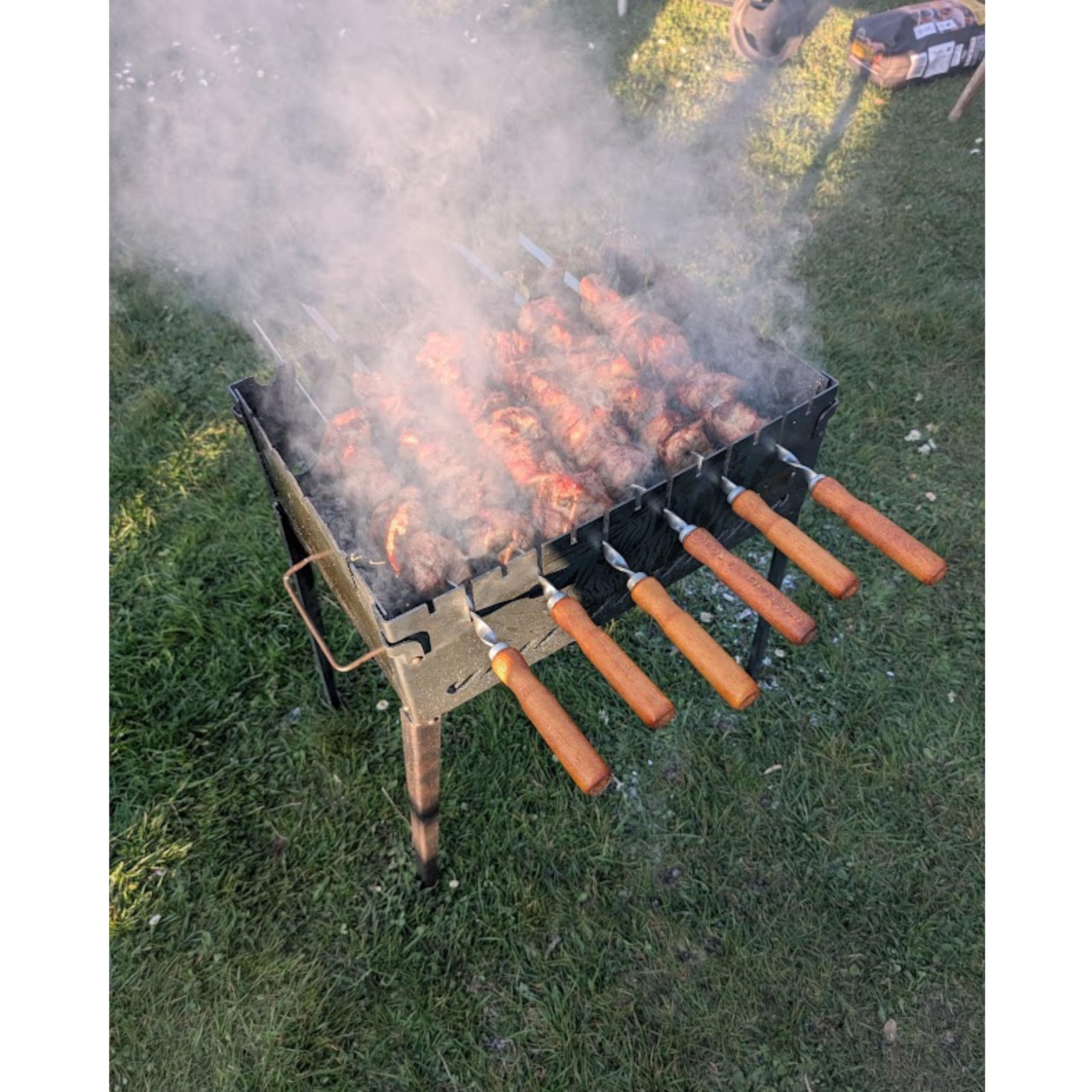 Smokehouse Klappbarer Mangal Grill für 6 oder 8 Spieße – Faltbarer Schaschlikgrill aus 2 mm Stahl – Tragbarer Holzkohlegrill ohne Montage, Camping BBQ, Picknick & Angeln