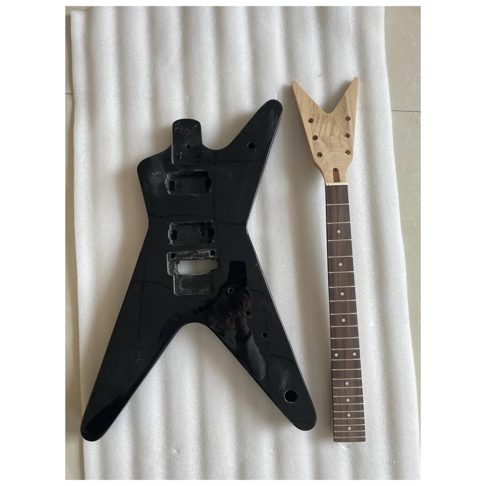 DIY-Gitarren-Bodykit EIN Set Mit Speziell Geformtem Massivem Lindenholz Und Schwarzem E-Gitarren-Kit, Korpus Und Hals, Ahornhals, DIY-Teil