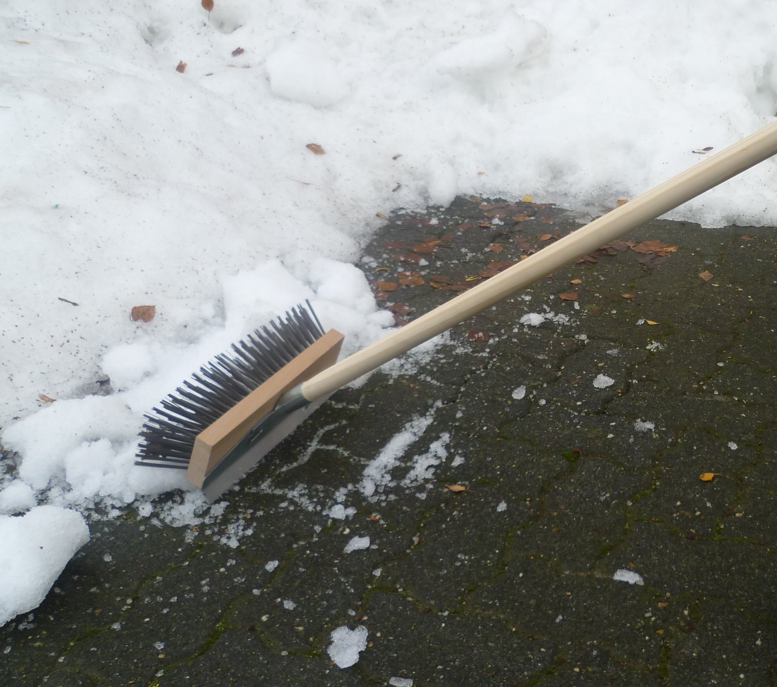 Drahtbesen 30 cm mit Schabekante, 24 mm Metallhalter, Schneebesen, Kratzbesen, Laubbesen