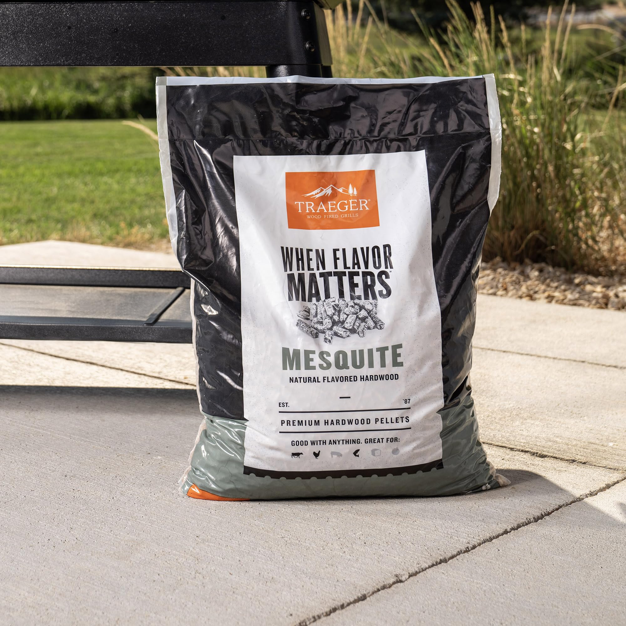 Traeger Grills Mesquite Granulés de Bois 100% Naturel pour fumoirs et Grills à granulés, Barbecue, Cuisson, rôti et Grill, Sac de 8,2 kg