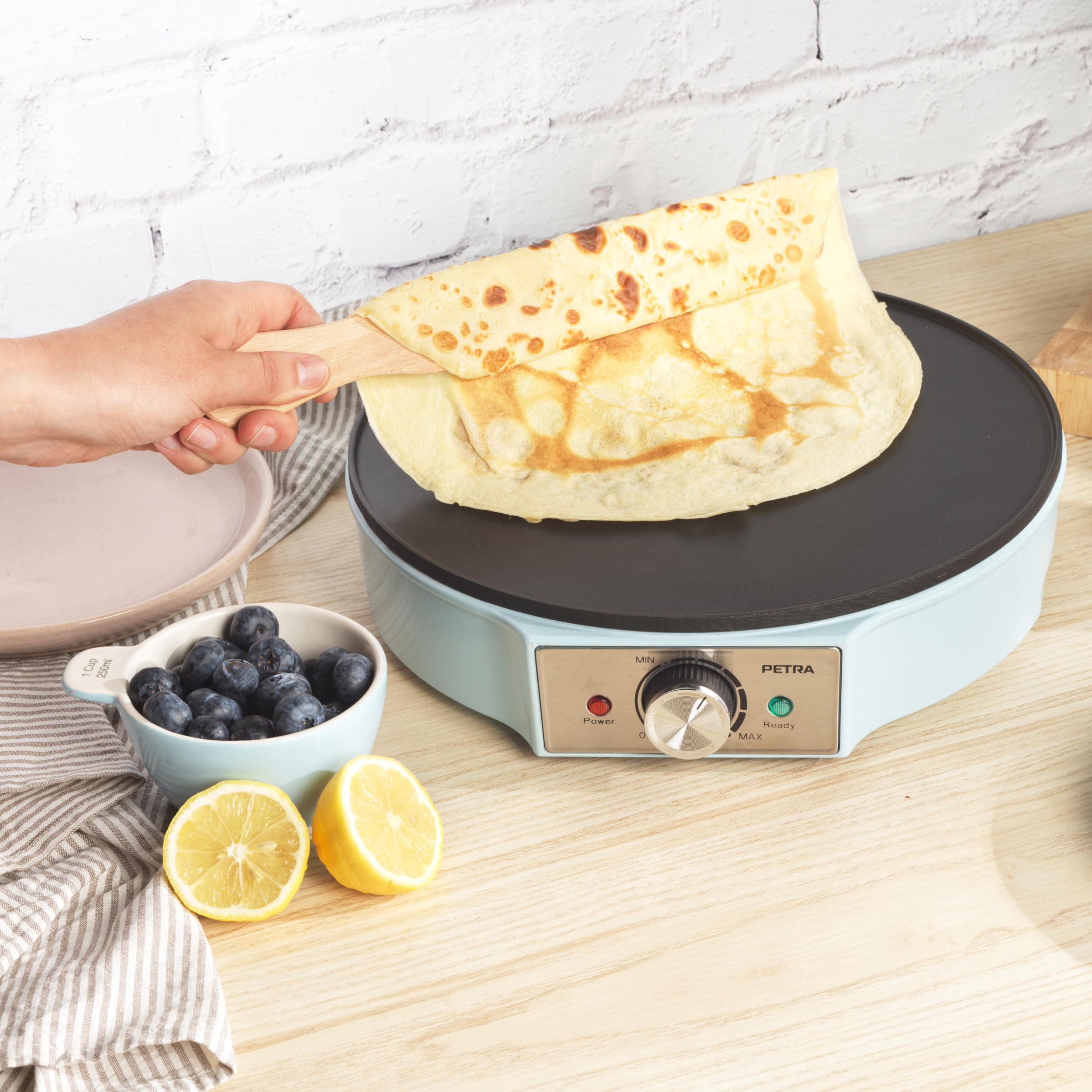 Petra Crêpière Électrique 1200W, Machine à Crêpes avec Plaque Antiadhésive 30cm, Grande Plaque Chauffante avec Température Réglable, Accessoires en Bois Inclus, Garantie 3 Ans