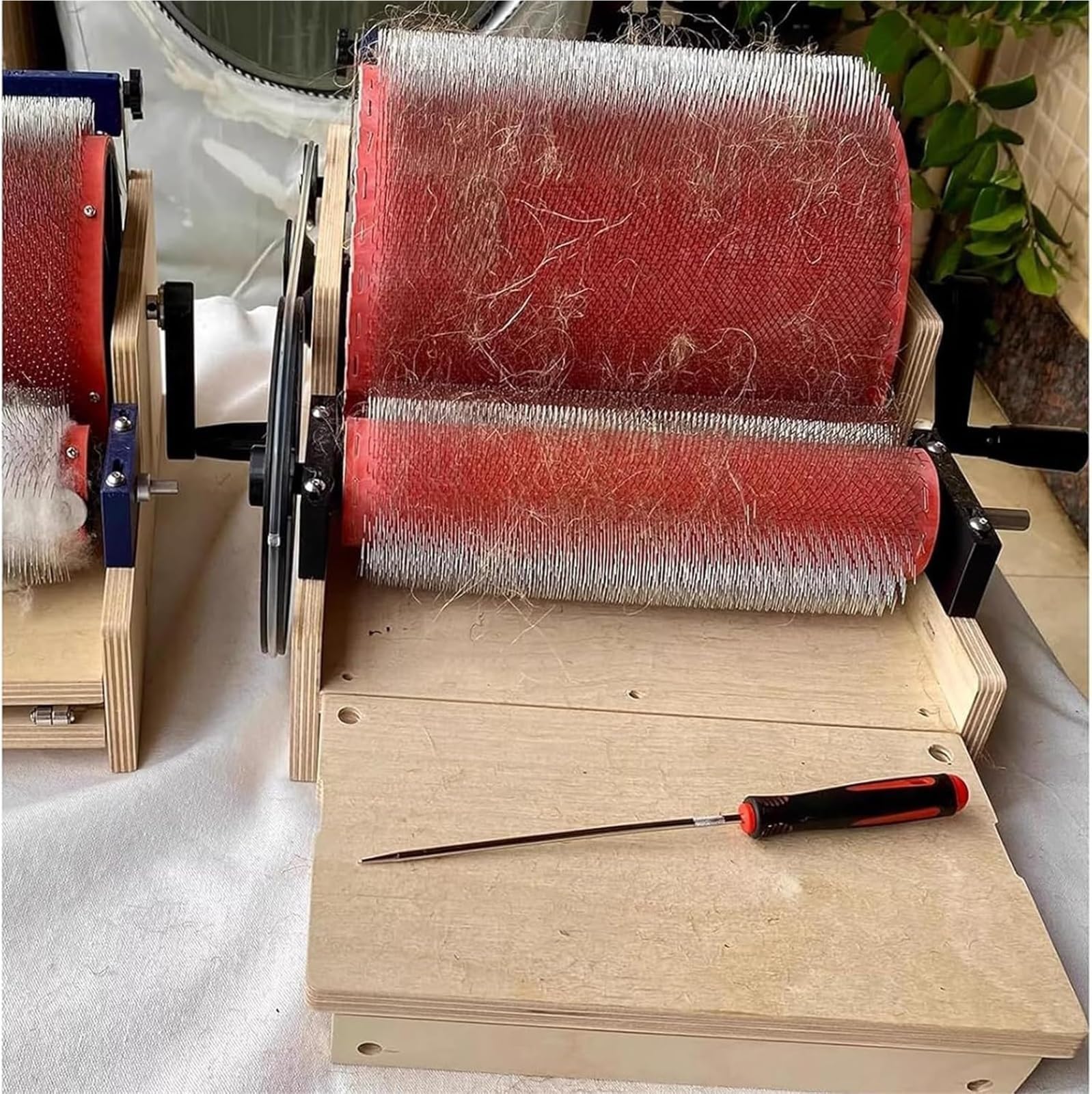 Este cardador de Tambor Manual es Ideal para Mezclar Lana y Fibras, hilar y Realizar proyectos de Manualidades.