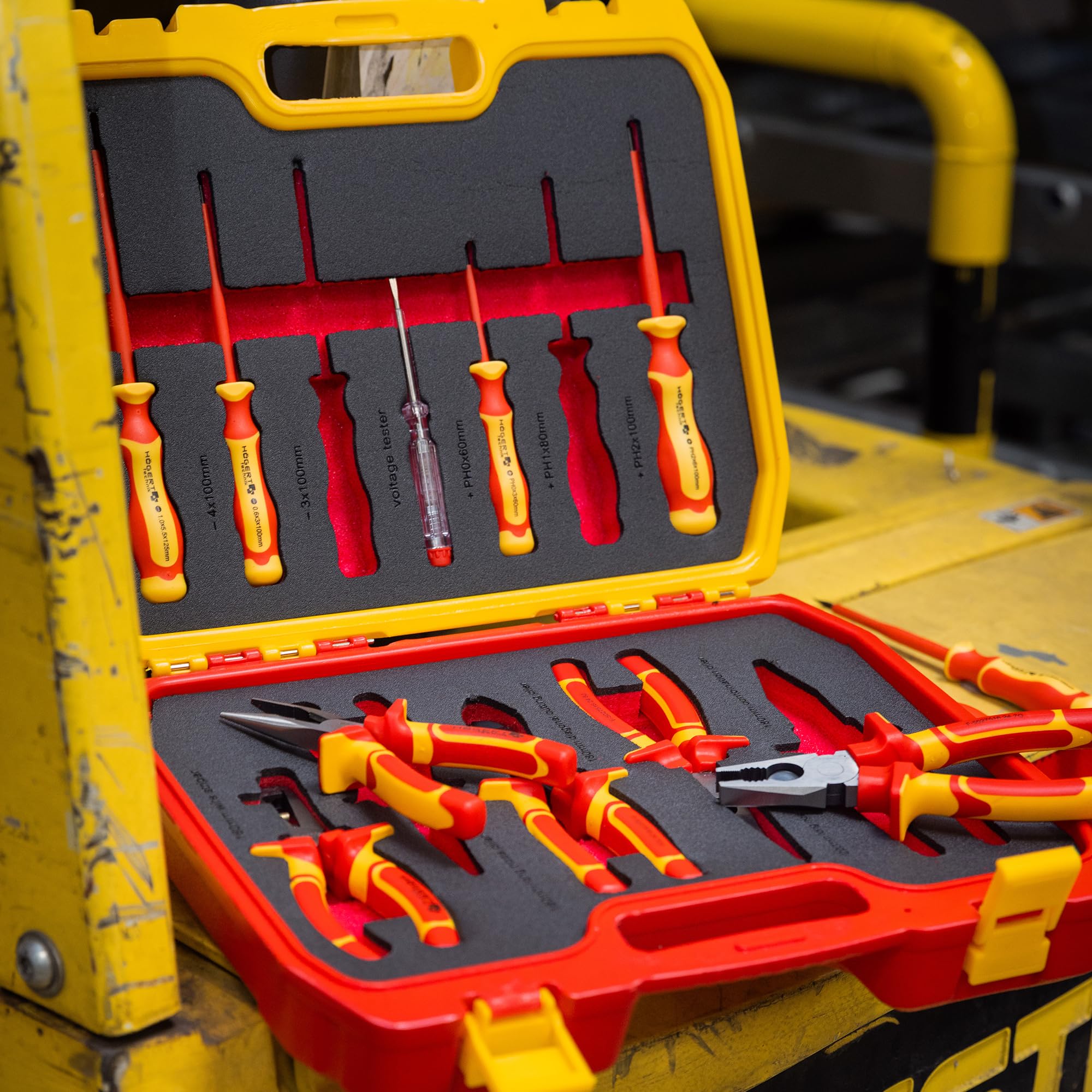 HÖGERT TECHNIK Juego de 12 herramientas para electricistas: destornillador manual aislado de 1000V, destornilladores planos y de estrella, comprobador de tensión, maletín de plástico para herramientas