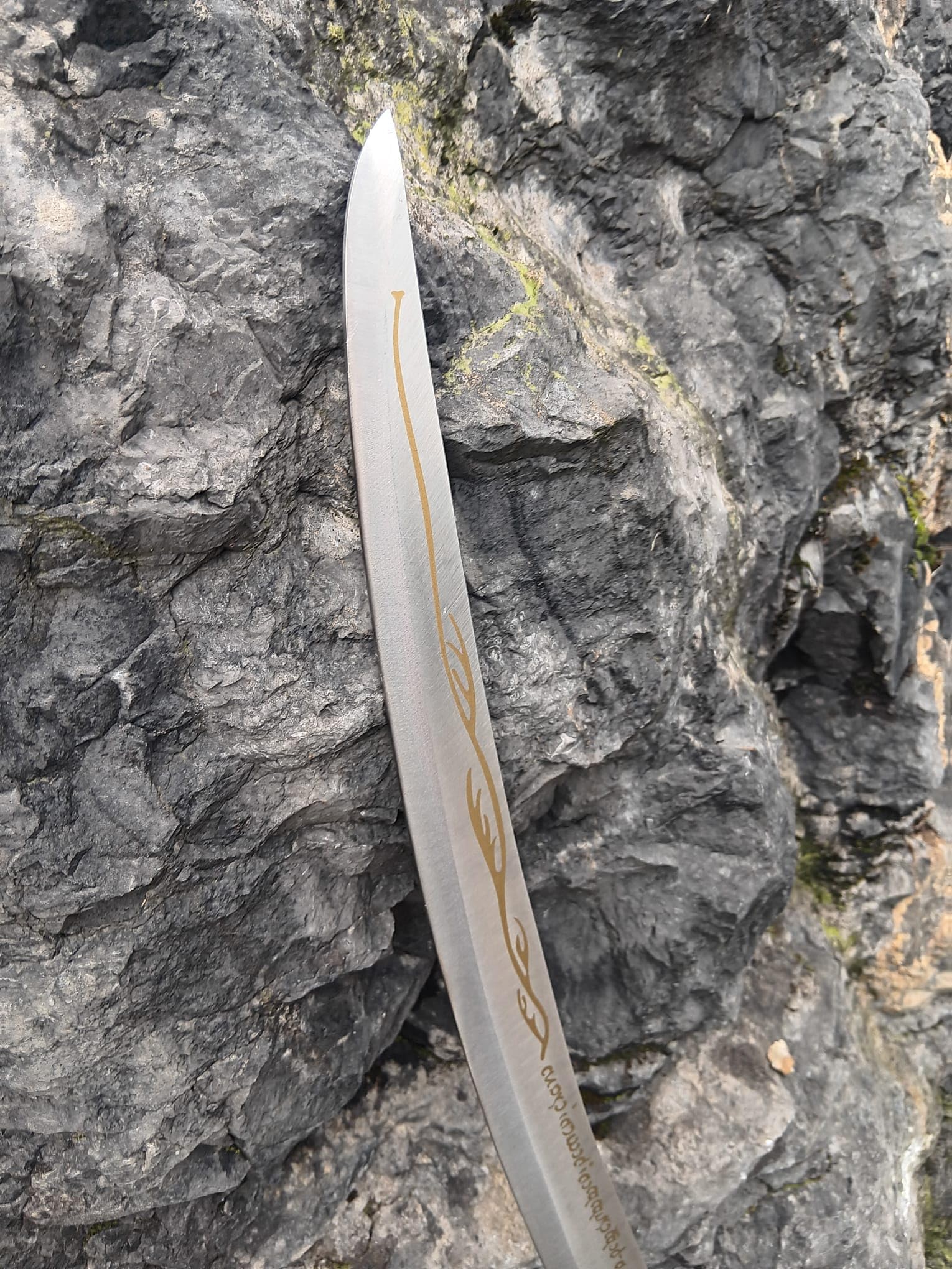 NEU Arwens Schwert Hadhafang 97,5cm lang 76cm Edelstahl Klinge 1,6kg mit edlem Schwertständer für Cosplay Replik Thema Film Movie Buch Fans Merch Sammler Mittelerde Freunde Dekoration