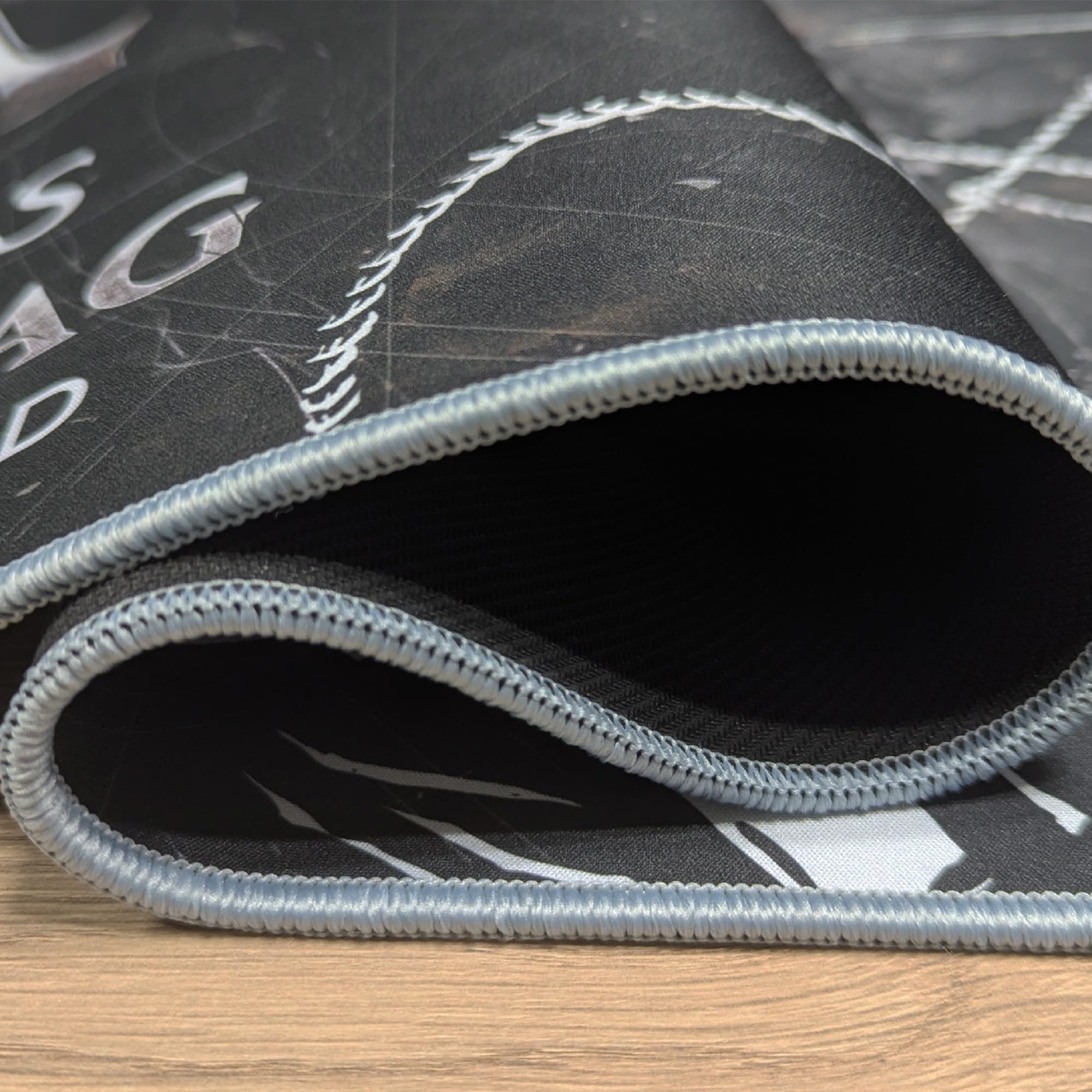 Subsonic - Tappetino per Mouse XXL Assassin’s Creed Black Flag - Tappetino da Scrivania 90x40 cm – Tappetino con Superficie Liscia Ottimizzata per Sensori del Mouse, base Antiscivolo, Stabile