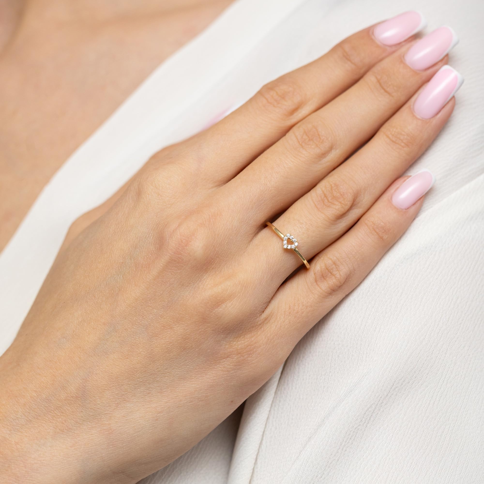 MARKO Goldring Damen 333 Echtgold Herz mit 9 weißen Steinen – zarter Damenring aus 8 Karat Gelbgold, romantischer Promise Ring, Verlobungsring Damen, Goldschmuck Damen