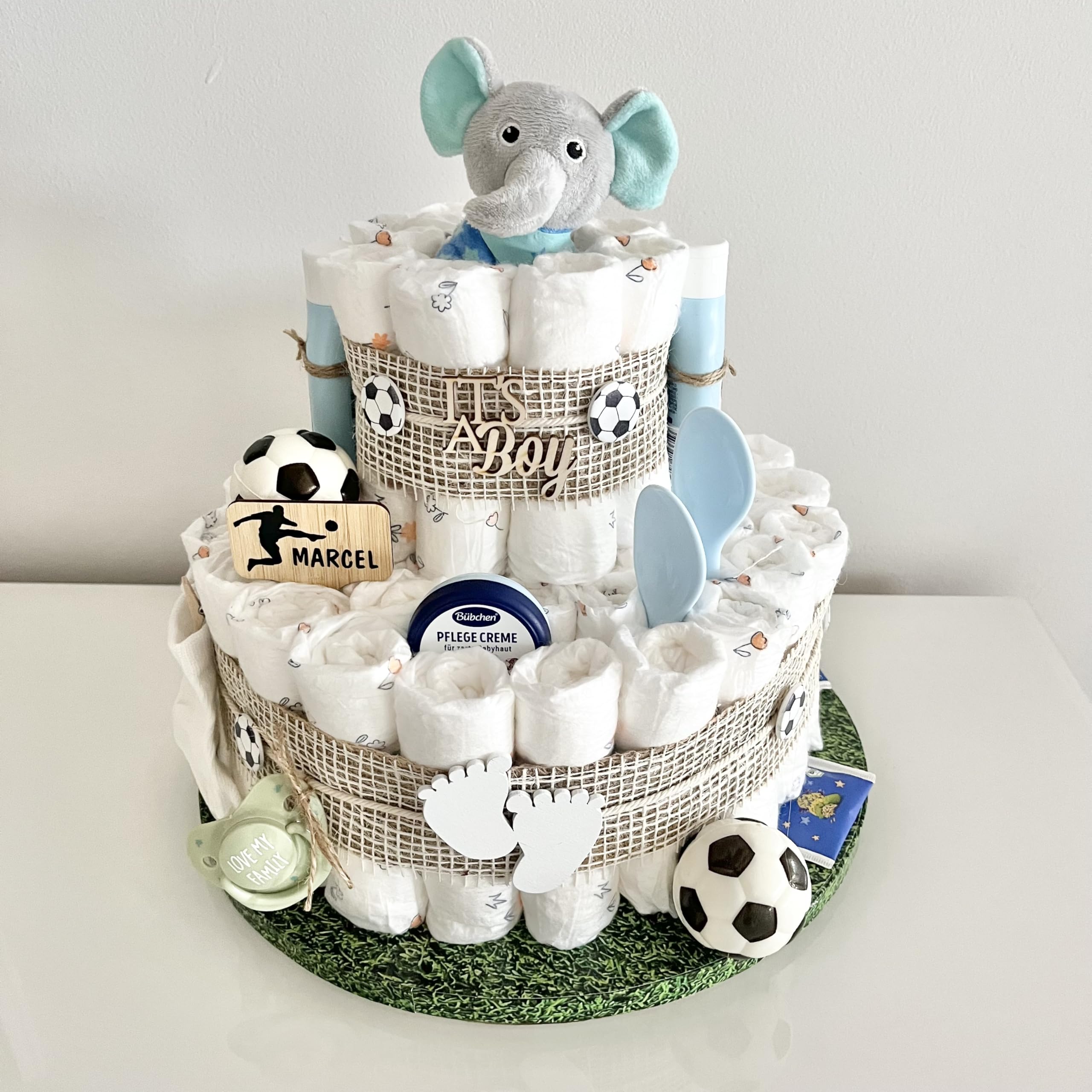 Windeltorte Fußball mit Elefant Socken Schnuller Löffel und mehr, für Jungen & Mädchen, Babytorte für Babyparty Babyshower Gender-Reveal, Namen personalisierbar, Baby Party Deko Dekoration