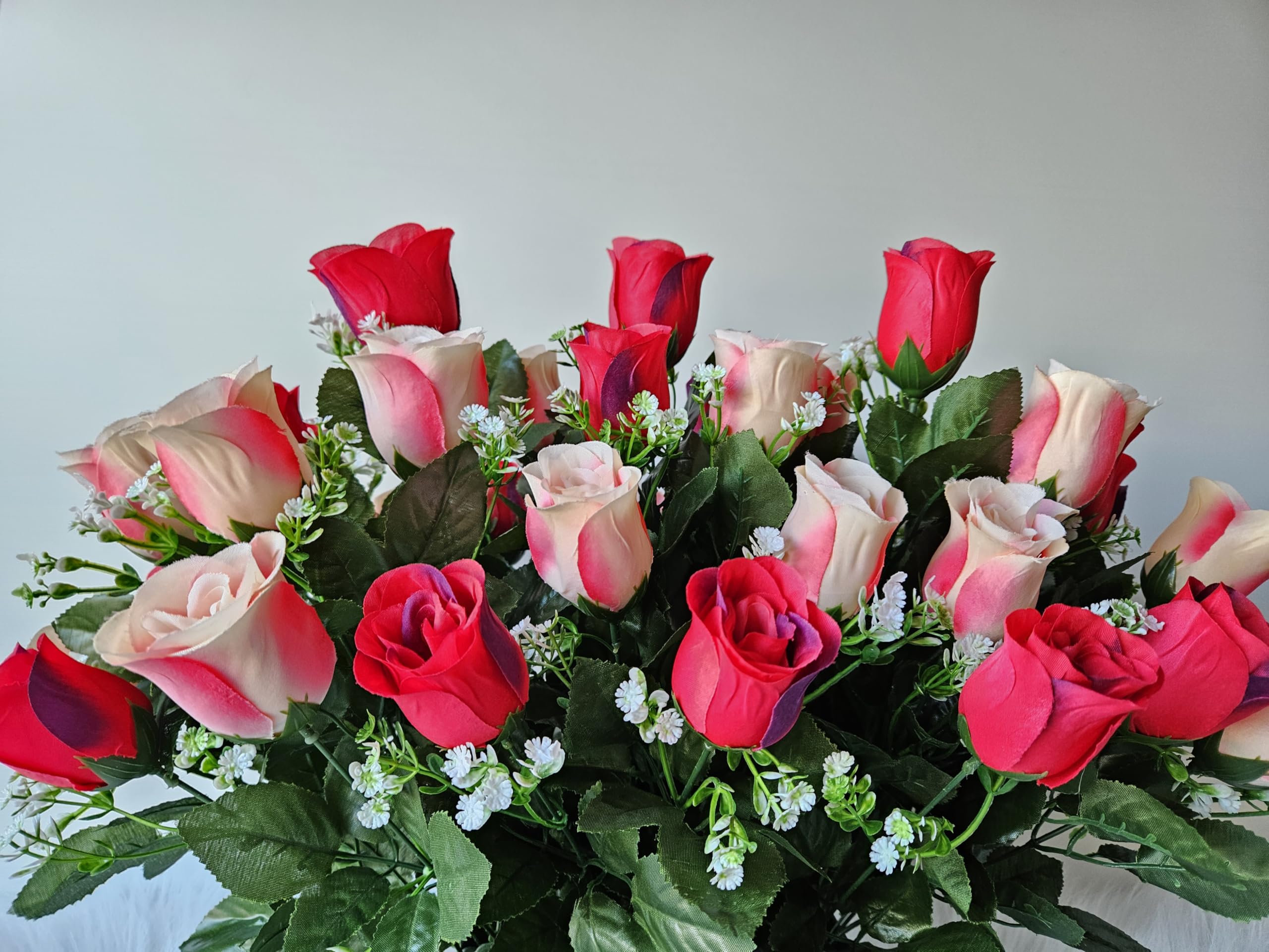 Composition de Fleurs Artificielles Lesté Ciment Pour Une Parfaite Tenue à L' extérieur. Réalisé Par nos Soins, Fleurs de Qualité.