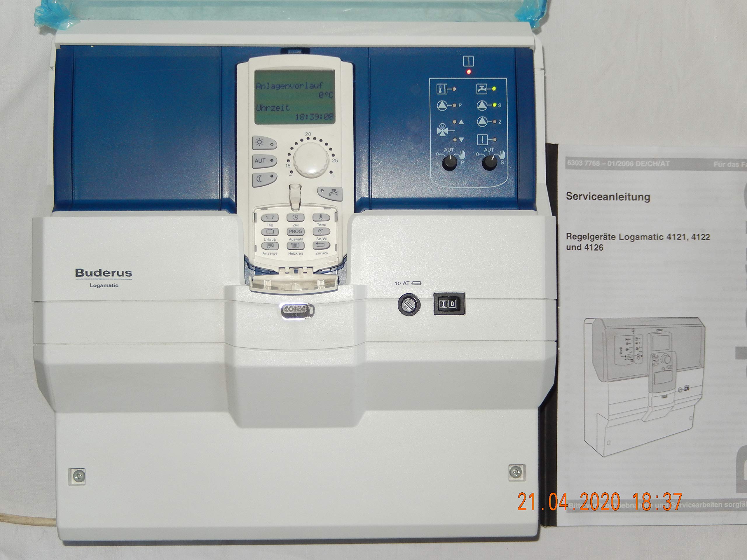 Close-up of the Buderus Logamatic R 4126 S 32 control panel showing 'Sommer / Winter' display