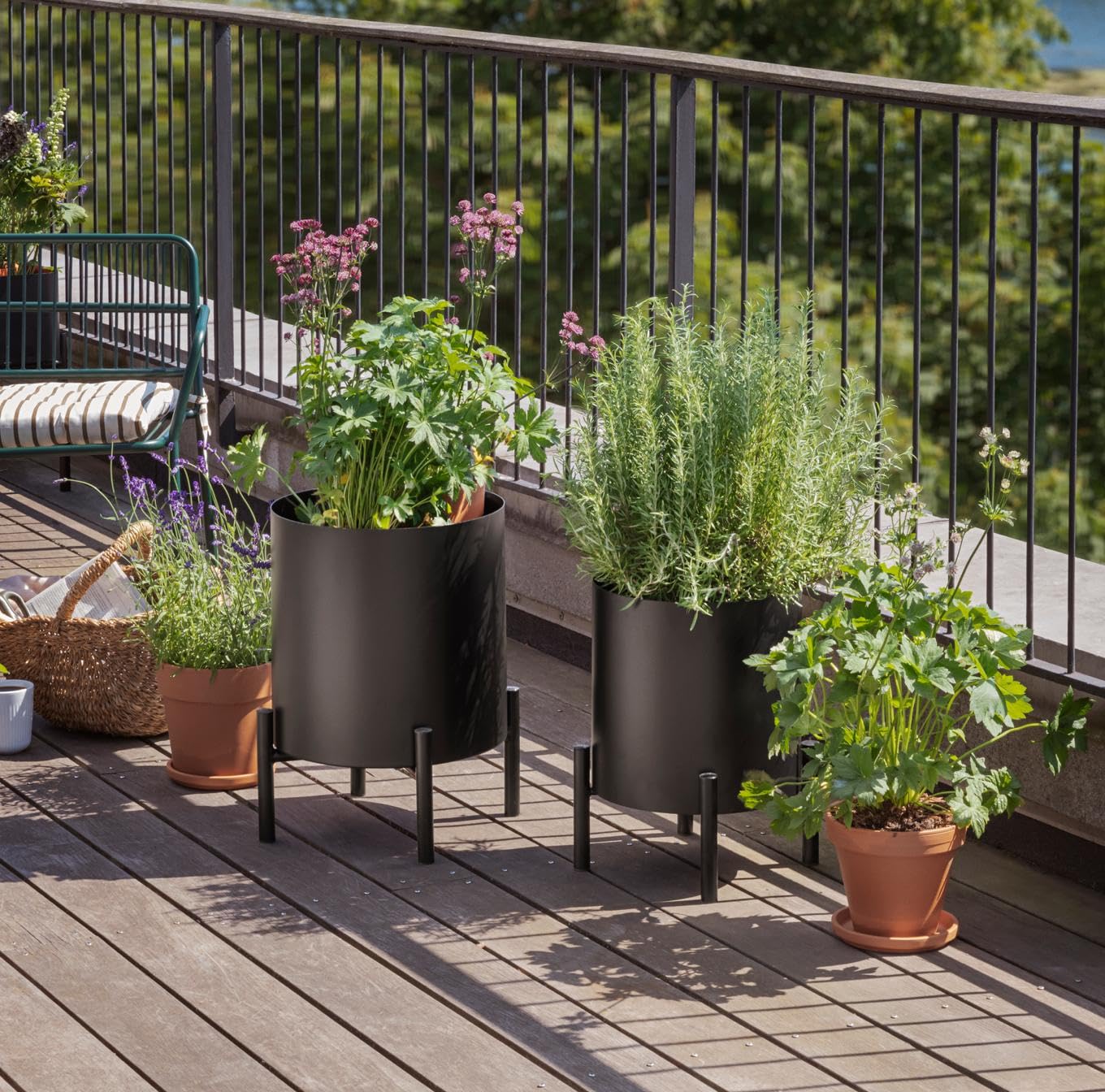 EVA SOLO - Simply Grow Übertopf klein mit Selbstbewässerung, Pflanzgefäß für Garten Balkon & Terrasse, schützt Pflanzen und sorgt für stabiles Wachstum, passend für Standardtöpfe, wetterfest, schwarz