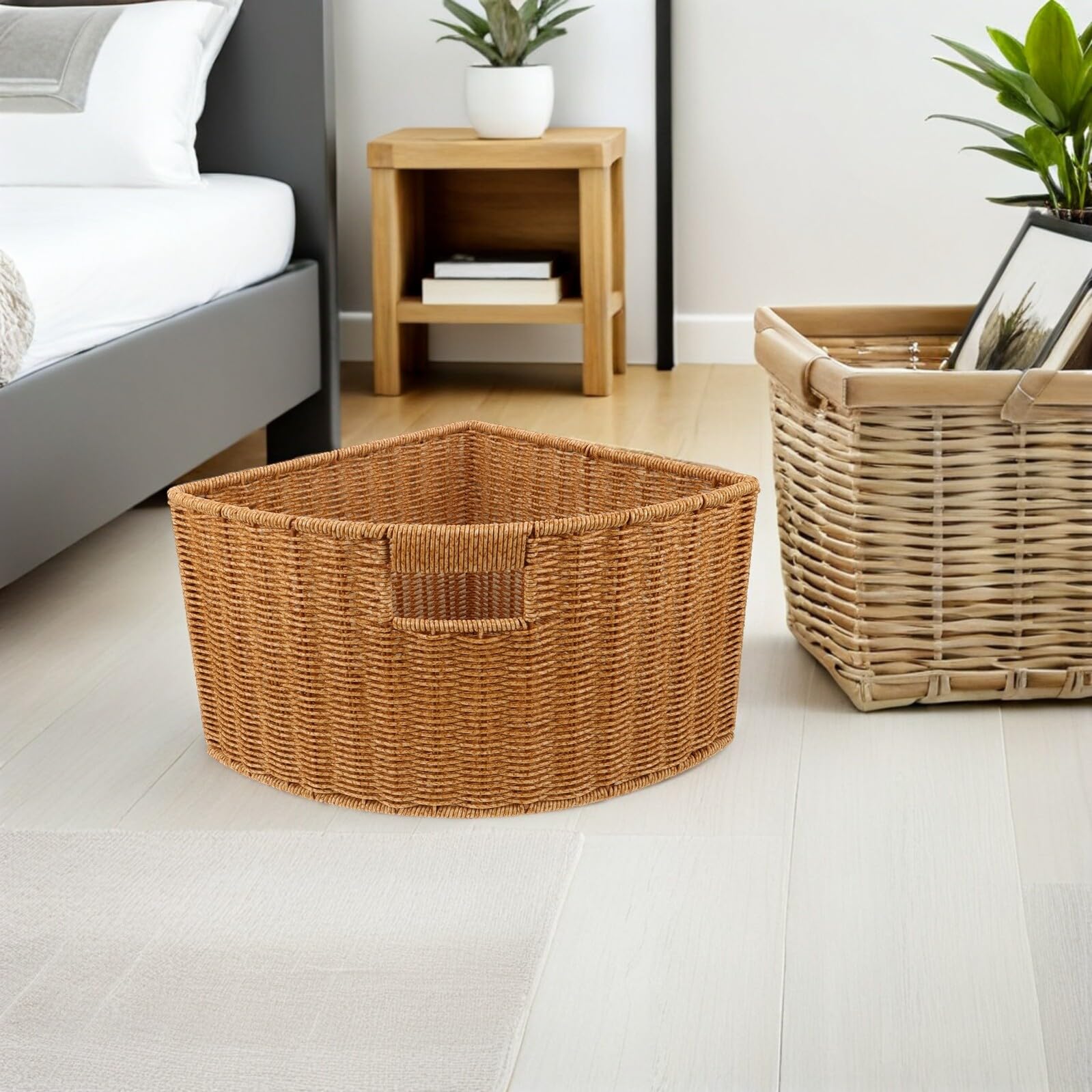 DOITOOL Cesta Triangular Pequeña de Imitación Ratán Plástico para Almacenamiento en Esquinas, Organizador Multiusos para Dormitorio y Baño, Cesta Ligera para Encimera y Estantes