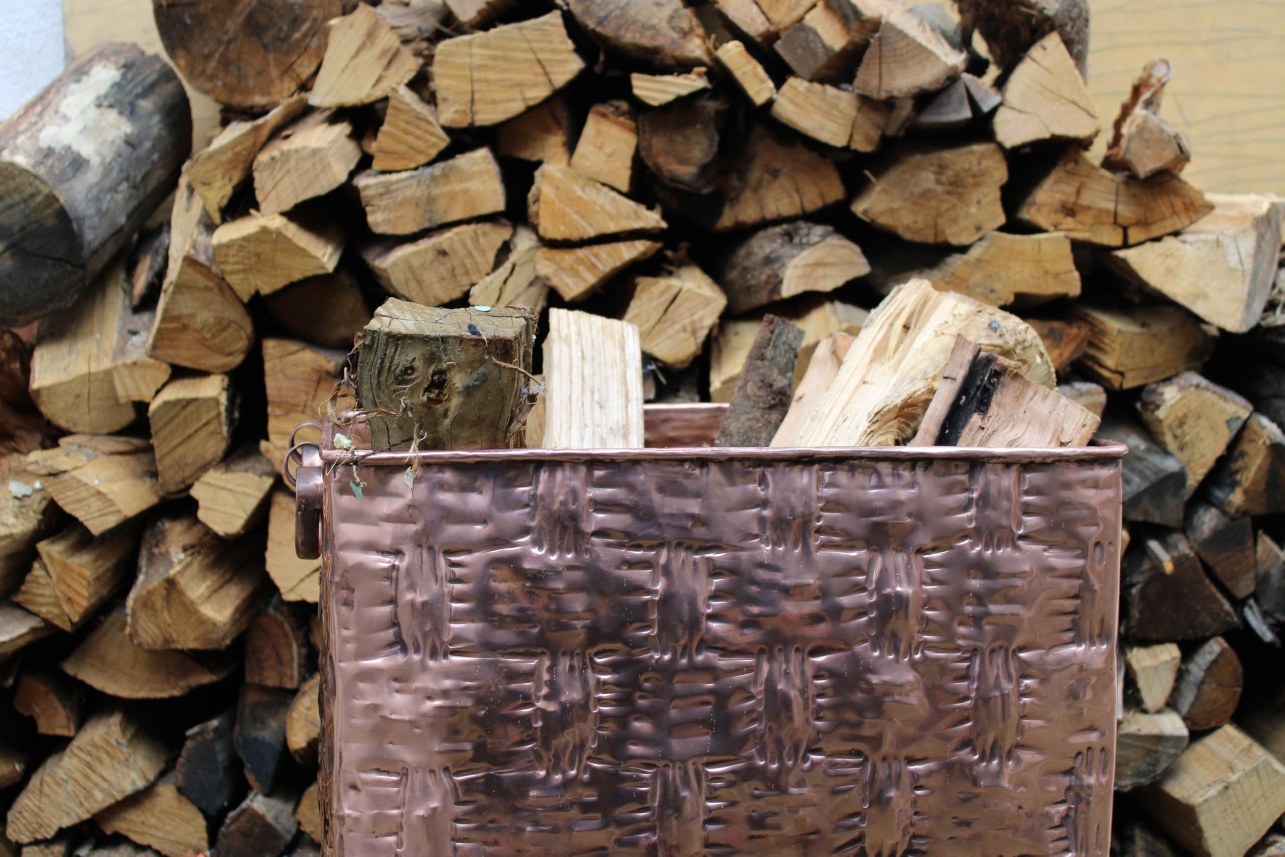 Cesta Portalegna in Rame Martellato, Artigianale con Finitura Intrecciata, Manici Laterali, Grande Contenitore Decorativo