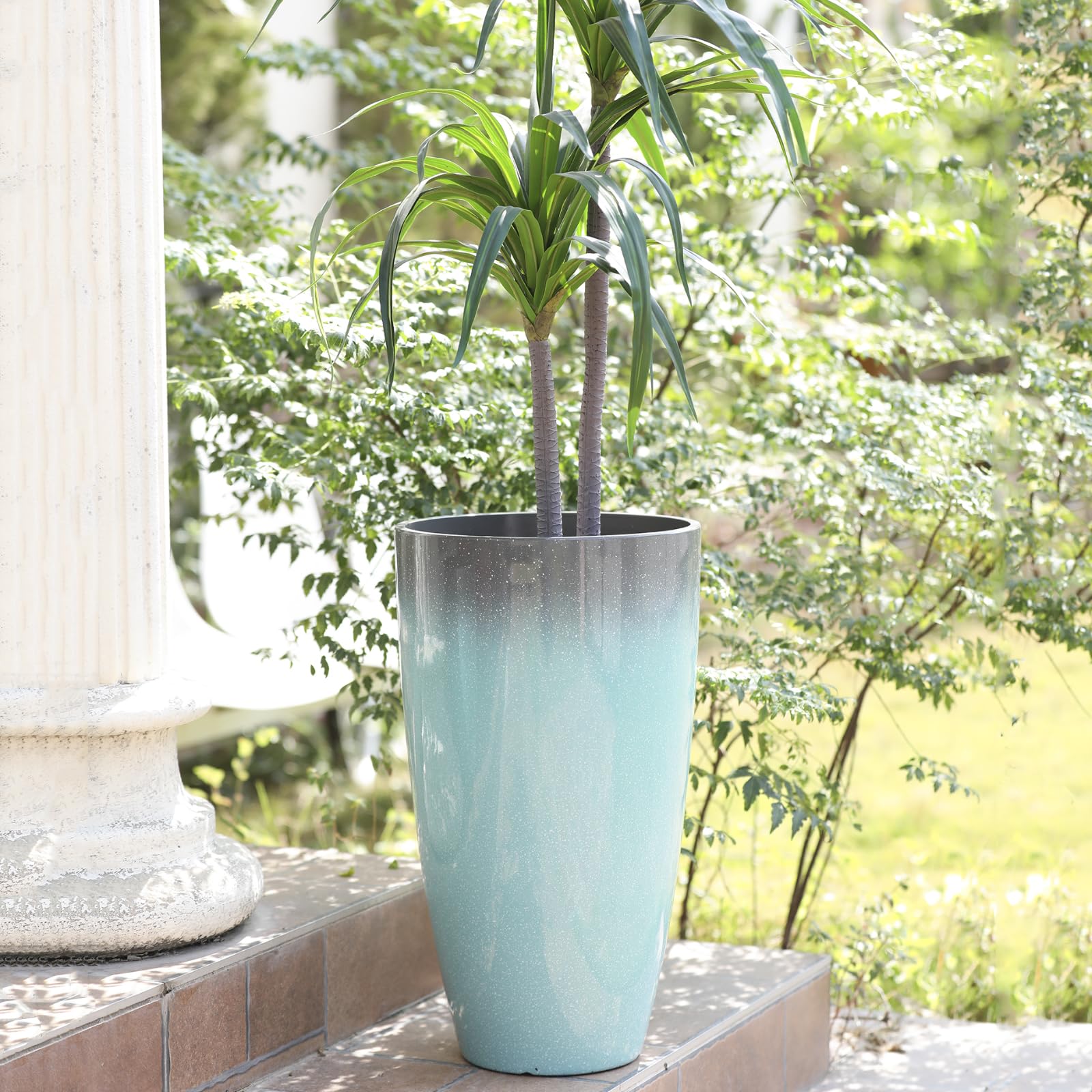Große, leichte, hohe Pflanztöpfe mit Drainageloch und Untersetzer, Kunststoff-Pflanzgefäße für drinnen und draußen, hohe runde Pflanzgefäße (Grau bis Azurblau-Farbverlauf-glänzendes Finish)