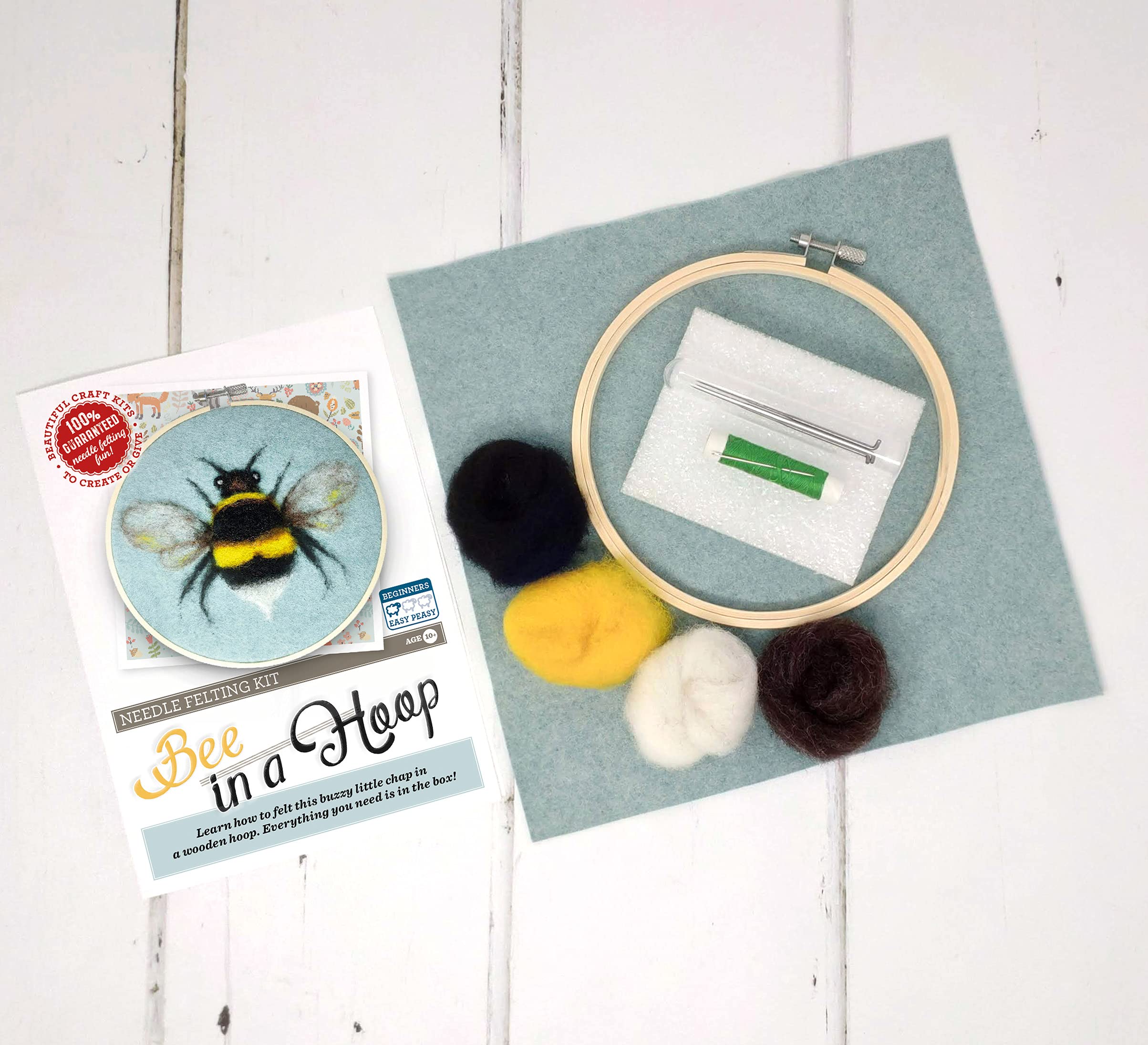 The Crafty Kit Kit de feutrage à l'aiguille de l'entreprise – Abeille dans un cerceau | 100 % laine Corriedale – Cadeau fait main pour adultes, adolescents et débutants | À partir de 10 ans