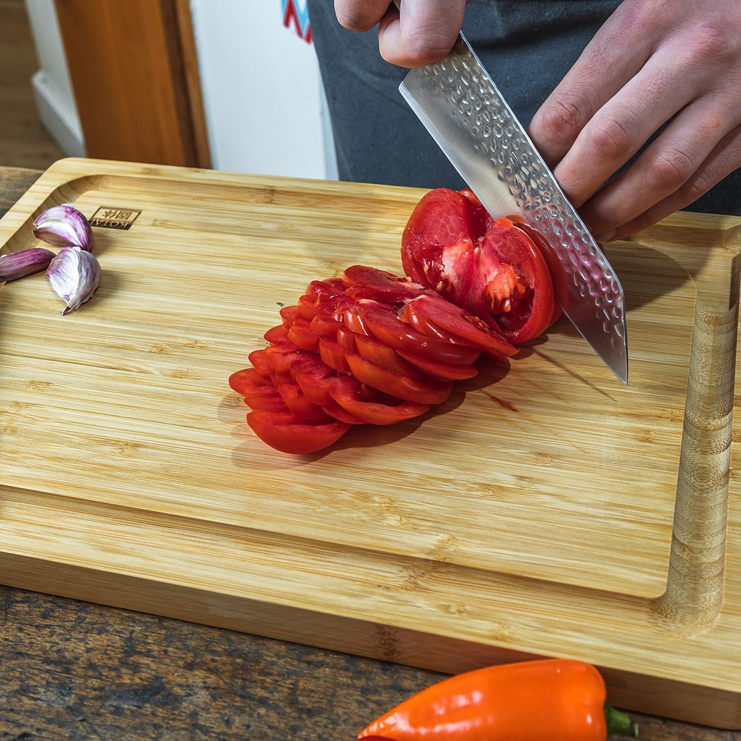 KOTAI | Couteau de Chef Santoku Bunka avec Saya et boîte en Bambou | Lame 17 cm | Couteau de Cuisine | Martelé et Aiguisé à la Main | Acier Inoxydable Japonais 440C Ultra-Tranchant