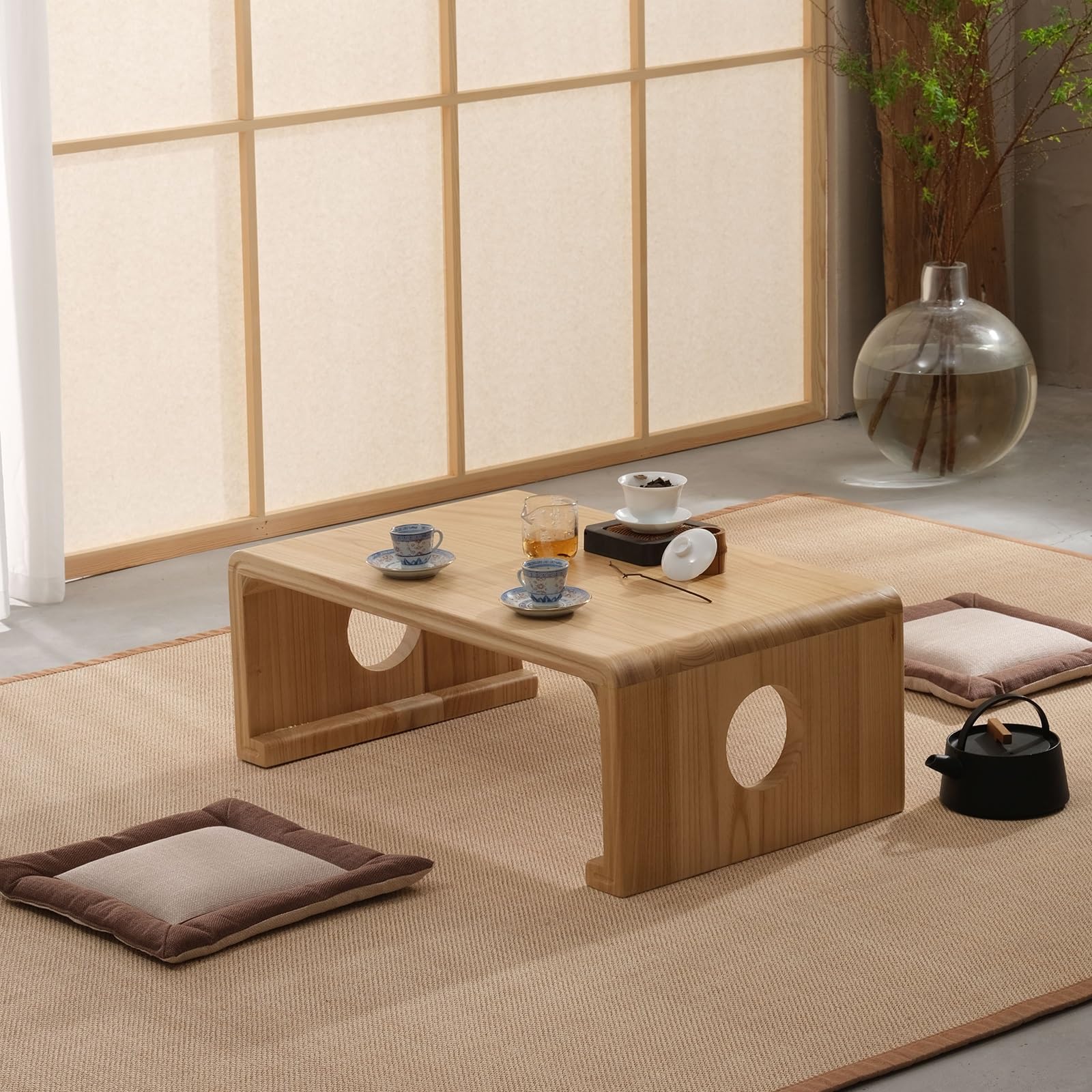 Table basse en bois tatami pour s'asseoir sur le sol du salon chaleureux