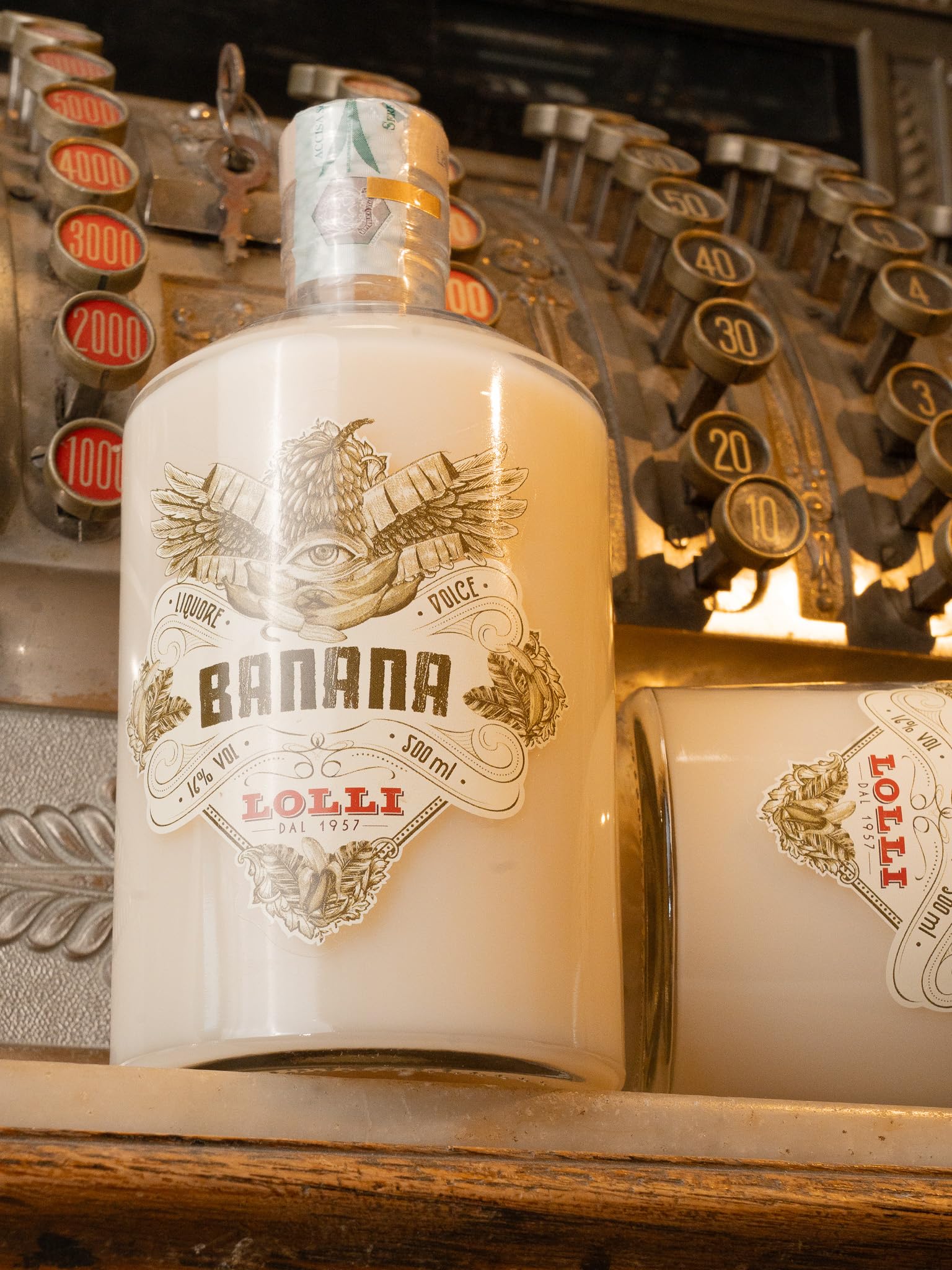 LOLLI Liquore alla banana, Liquore artigianale, bottiglia limited edition in astuccio serigrafato, 500 ml. 16% vol.