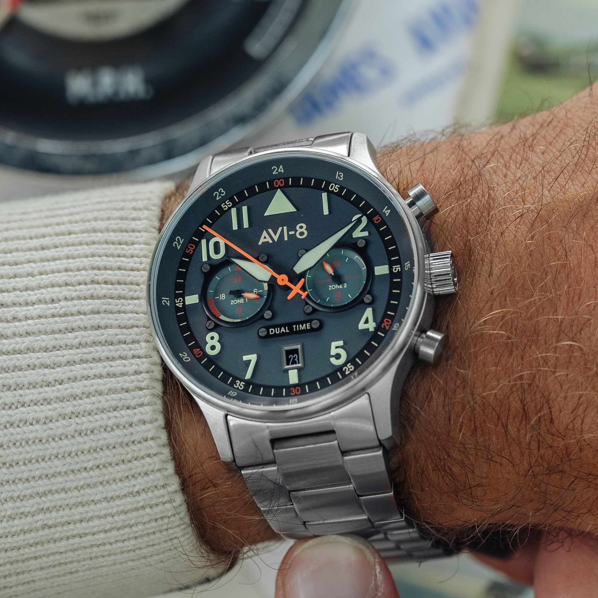 AVI-8 Herren 43.5mm Hawker Hurricane Carey Dual Time Japanese Quartz Fliegeruhr mit Leder- oder Edelstahlband AV-4088