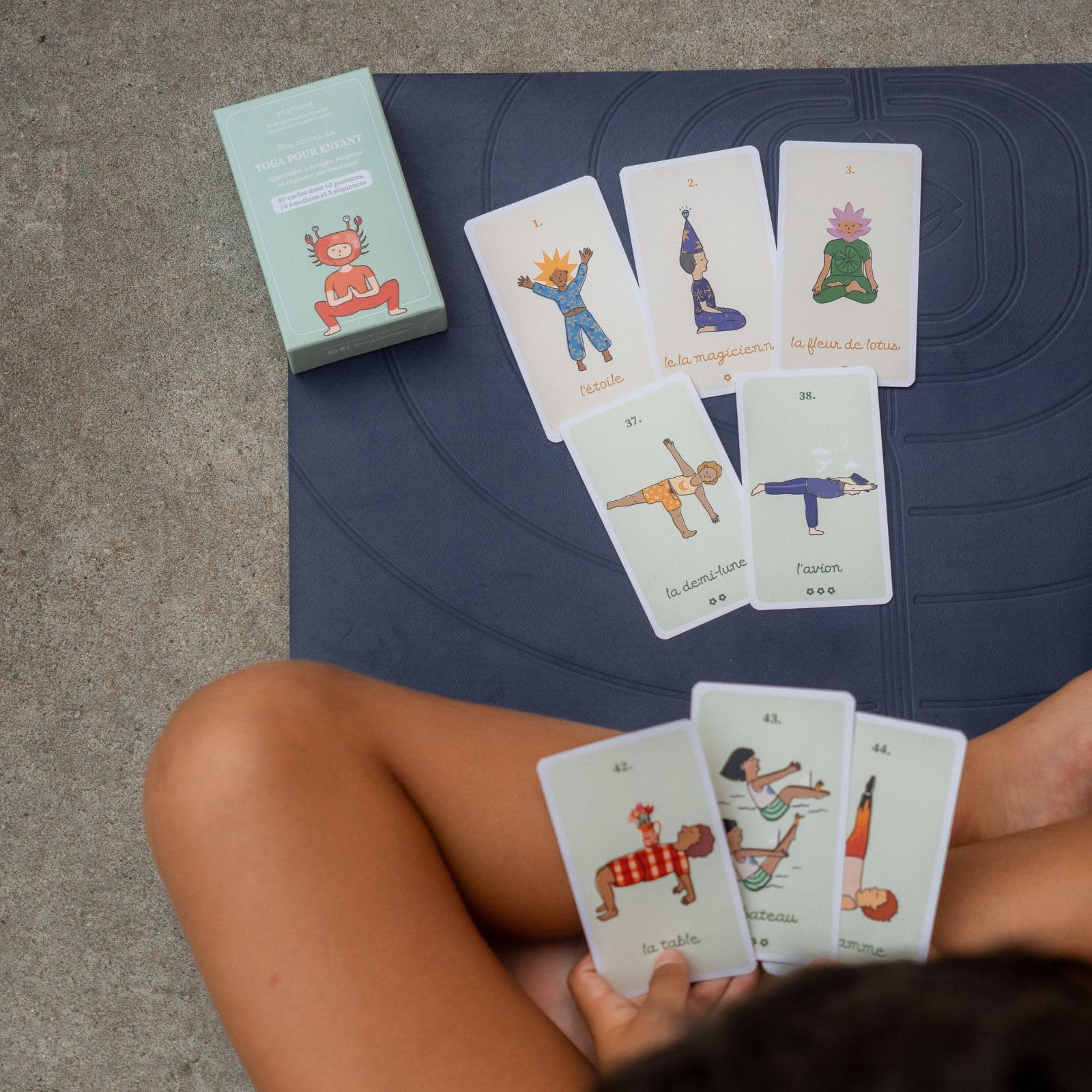 YogAsana Yoga Niño 75 Cartas - Estuche divertido y educativo de Tarjetas de Yoga y Emociones + 5 Historias - Tarjeta Yoga Infantil - Desarrollo motricidad, Confianza, Imaginación y calma