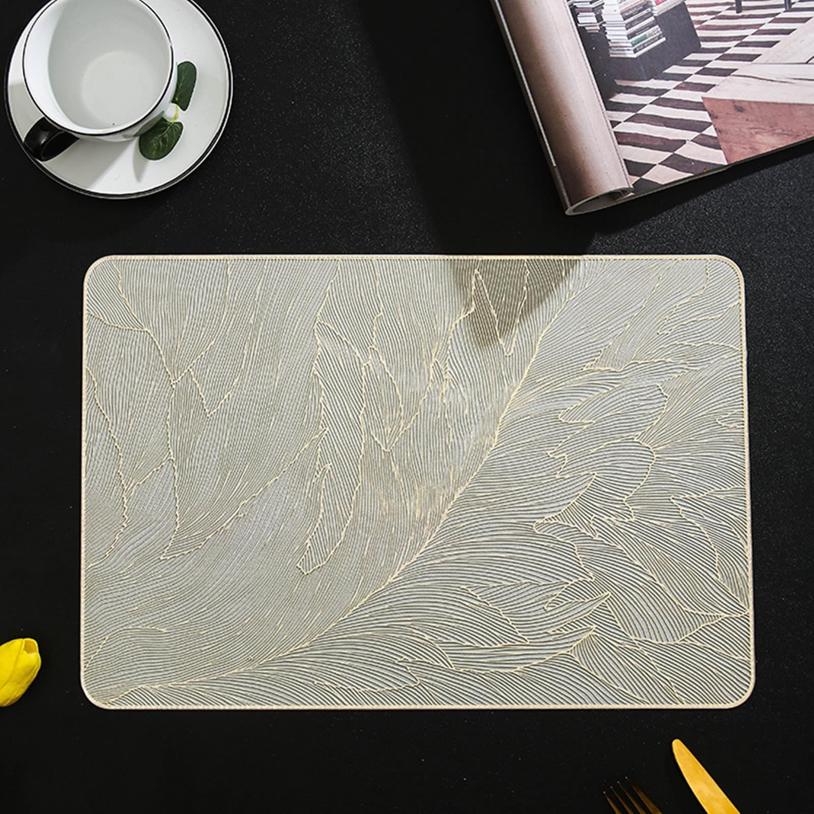 Set de table lavable PVC KnSam style moderne chic avec finition plume dorée haut de gamme