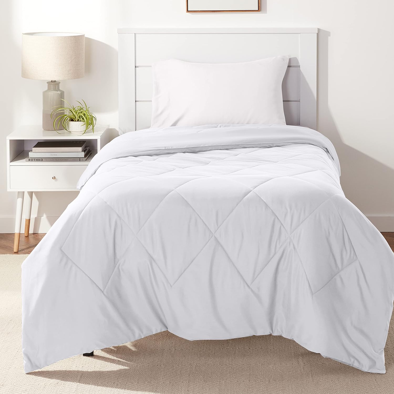 Amazon Basics Comforter Blanket Twin/Twin XL, Reversible Lightweight Microfiber All Season Blanket, White Twin/Twin XL White