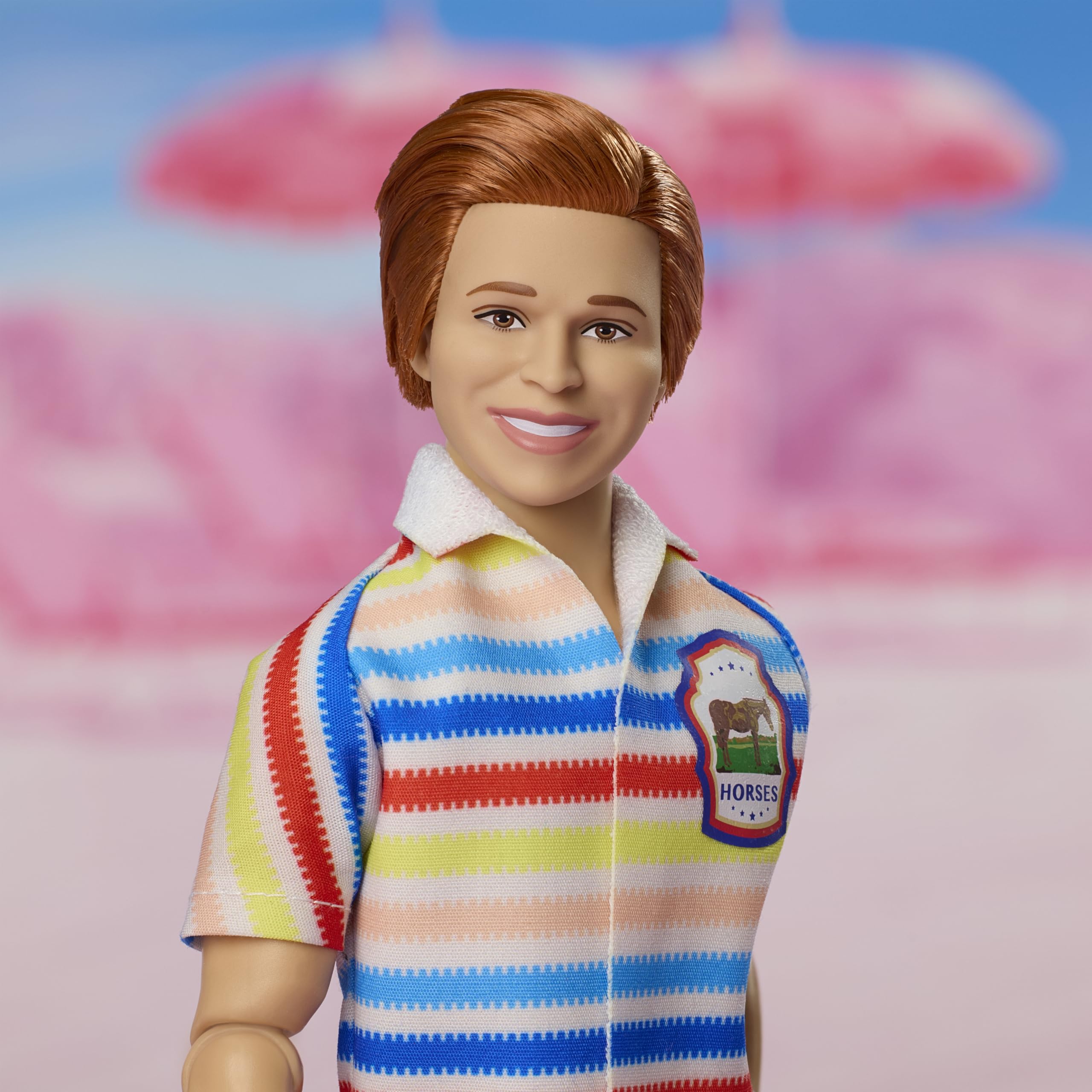 Barbie Movie Allan Kolekcjonerska lalka filmowa, 2 zdejmowane stroje z filmu (różowy kombinezon i niebieski pasiasty strój plażowy), okulary przeciwsłoneczne, zabawka dla dzieci 6+, JBJ42