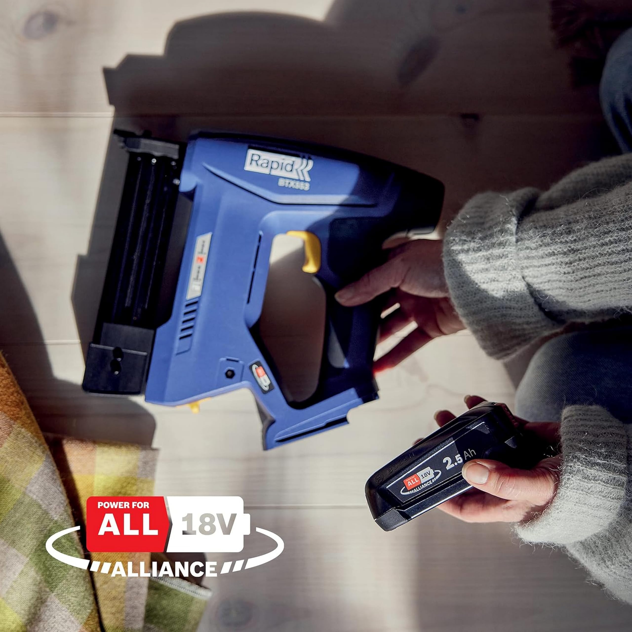 Rapid BTX553 18V Pistola Graffatrice, Compatibile con Graffette a Filo Sottile n.53 e Chiodini n. 8, per Tappezzeria e Bricolage Include 300 Chiodini, Batteria, Caricabatteria e Valigetta 5001506