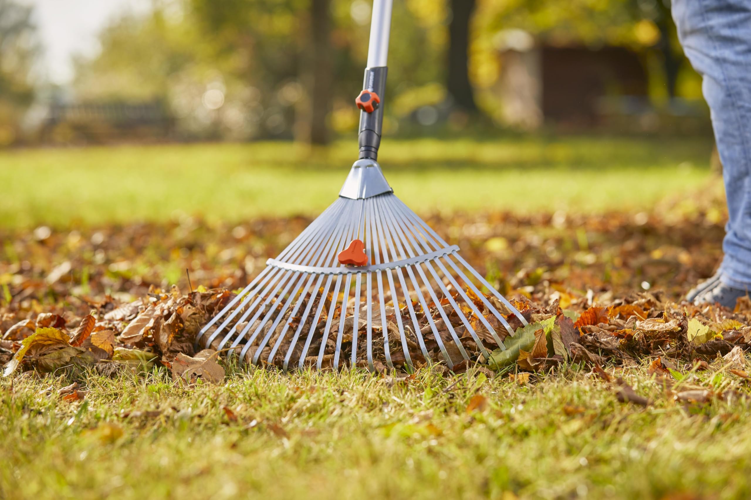 Gardena Scopa Regolabile combisystem: Rastrello per Foglie con Larghezza variabile da 30 a 50 cm, Adatto per Tutti i Manici combisystem (3103-20)