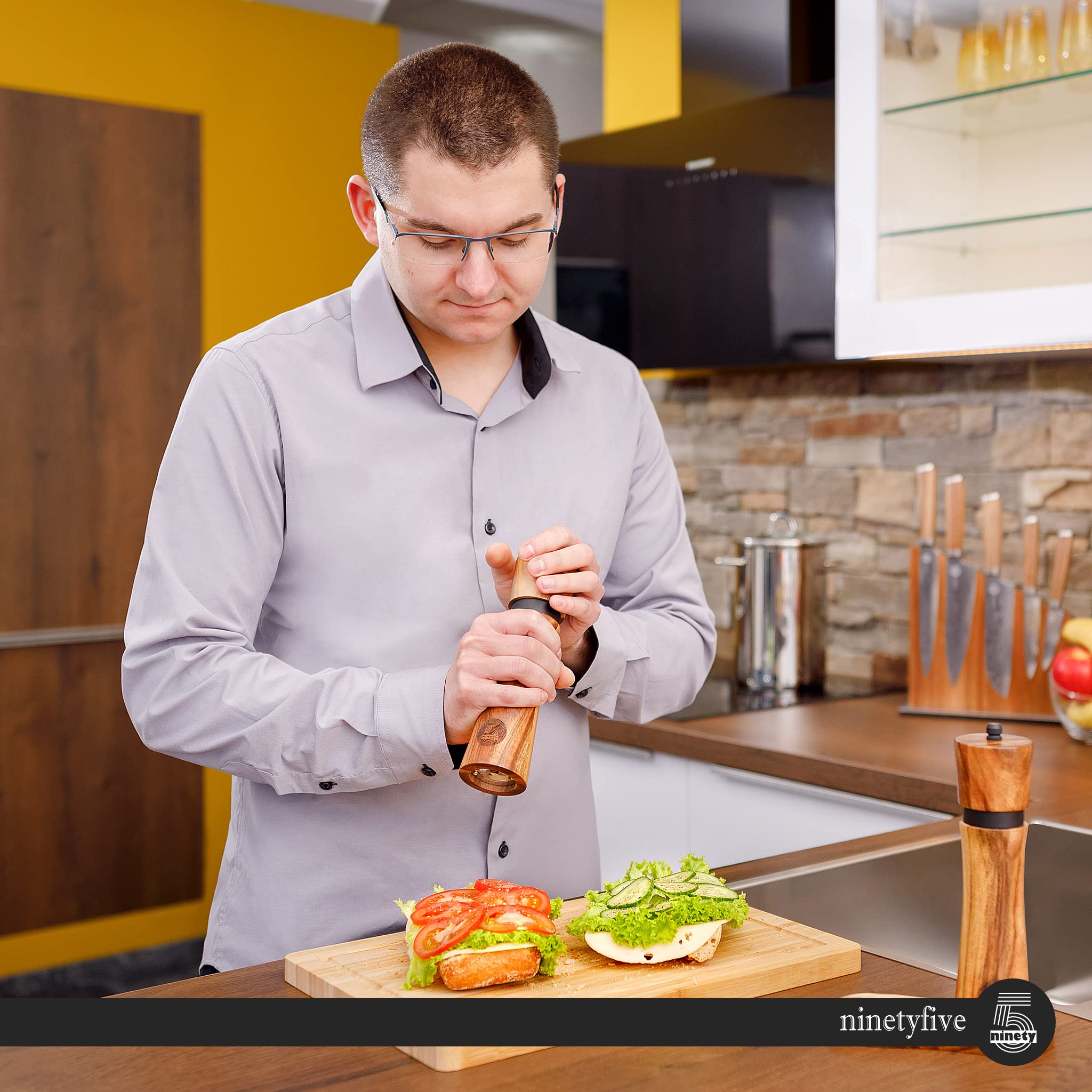 ninetyfive® edles Pfeffermühlen Set aus Holz | Salz und Pfeffermühle + Untersetzer und Einfülllöffel aus Akazienholz | Gewürzmühlen mit Keramikmahlwerk (21cm) | hochwertige Geschenk- Verpackung