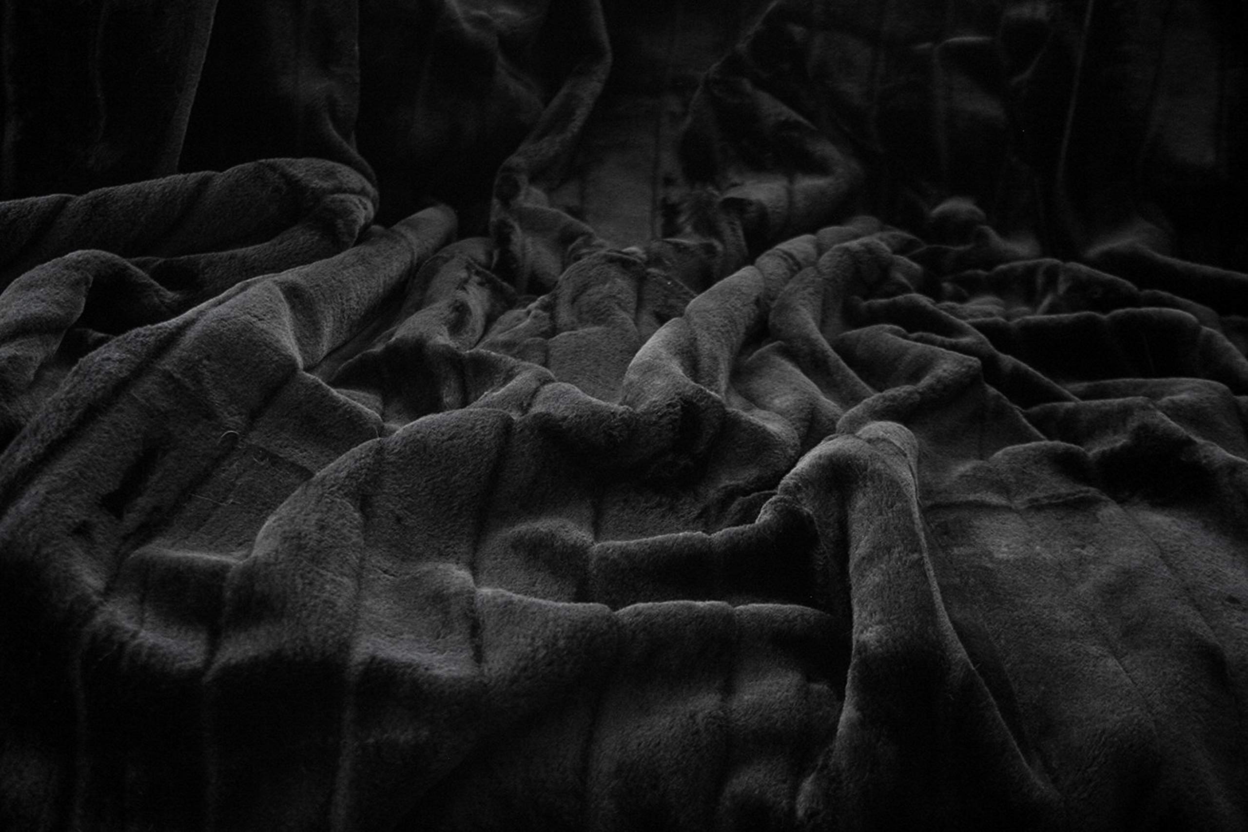 Brandsseller Manta de Piel sintética 150x200 cm – Plaid cálido y Suave con Reverso de Forro Polar, Lavable, Ideal para sofá y Cama – Negro