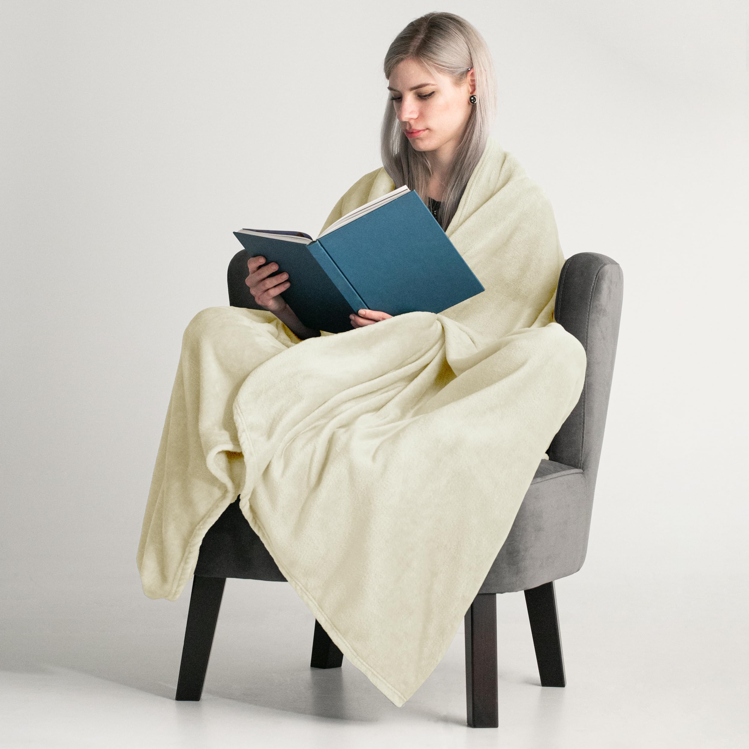 Set di 2 coperte in pile polare, OekoTex, 130 x 160 cm, circa 400 g di peso, con effetto anti-pelucchi e bordo rimagliato, colore: blu tenue