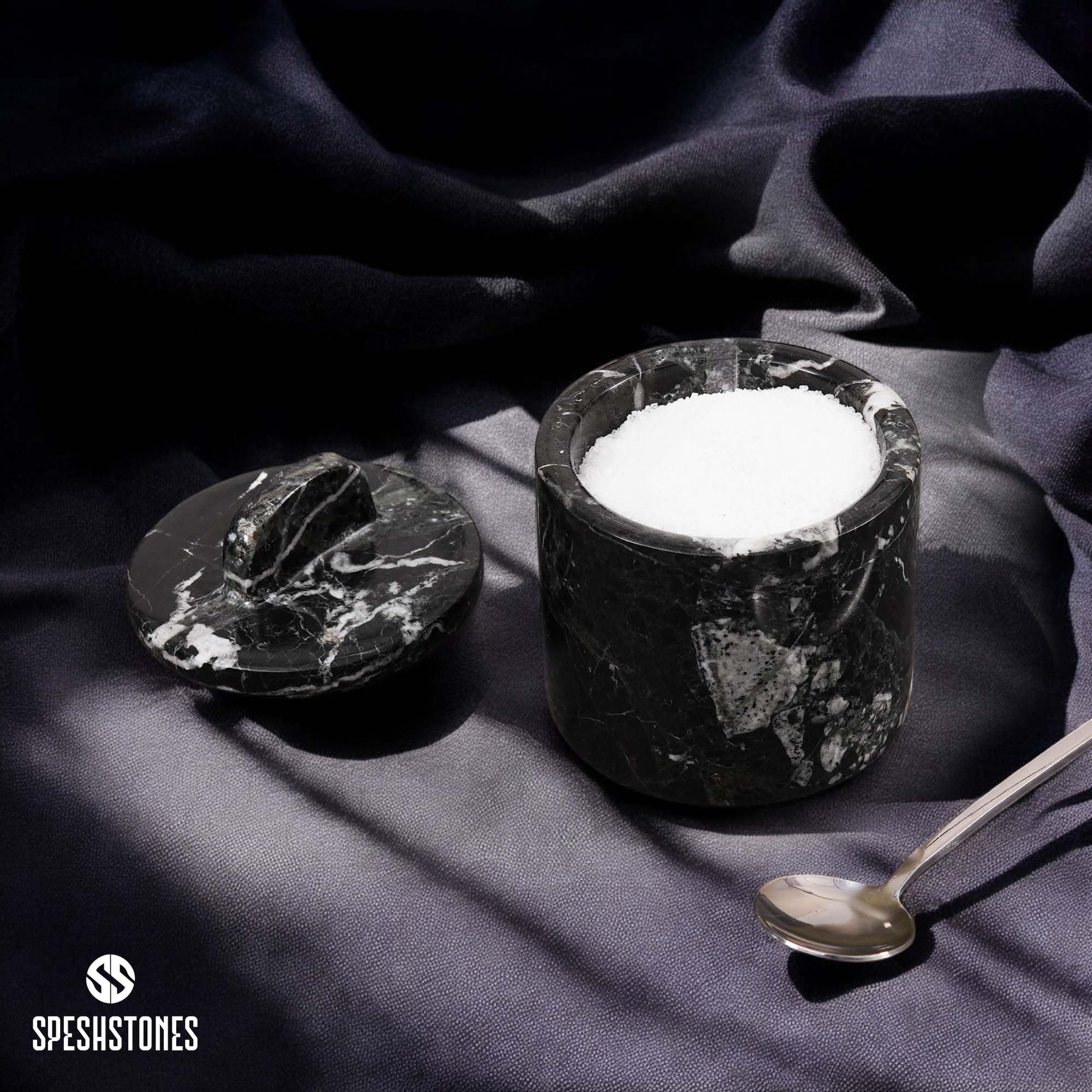 Bodega de sal de mármol con tapa y cuchara de 4 pulgadas, caja de sal de piedra negra para condimentos, hierbas y azúcar, tarro decorativo para especias, recipiente de almacenamiento para 4