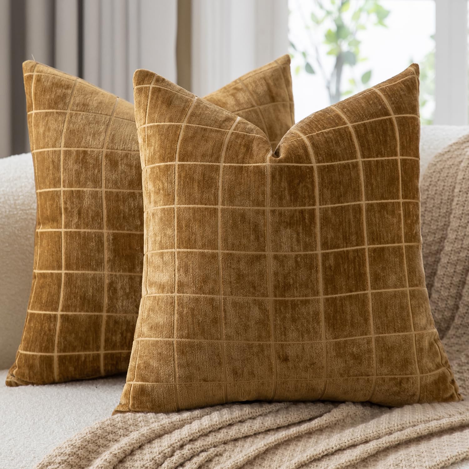 Mandioo Pack of 2 Chenille Check Cushion covers 45x45cm 18x18 Inch Vintage Plaid Decorative Pillow Covers Soft Velvet Backing Throw Pillow cases Farmhouse Sofa Couch Bed Living Room Bronze