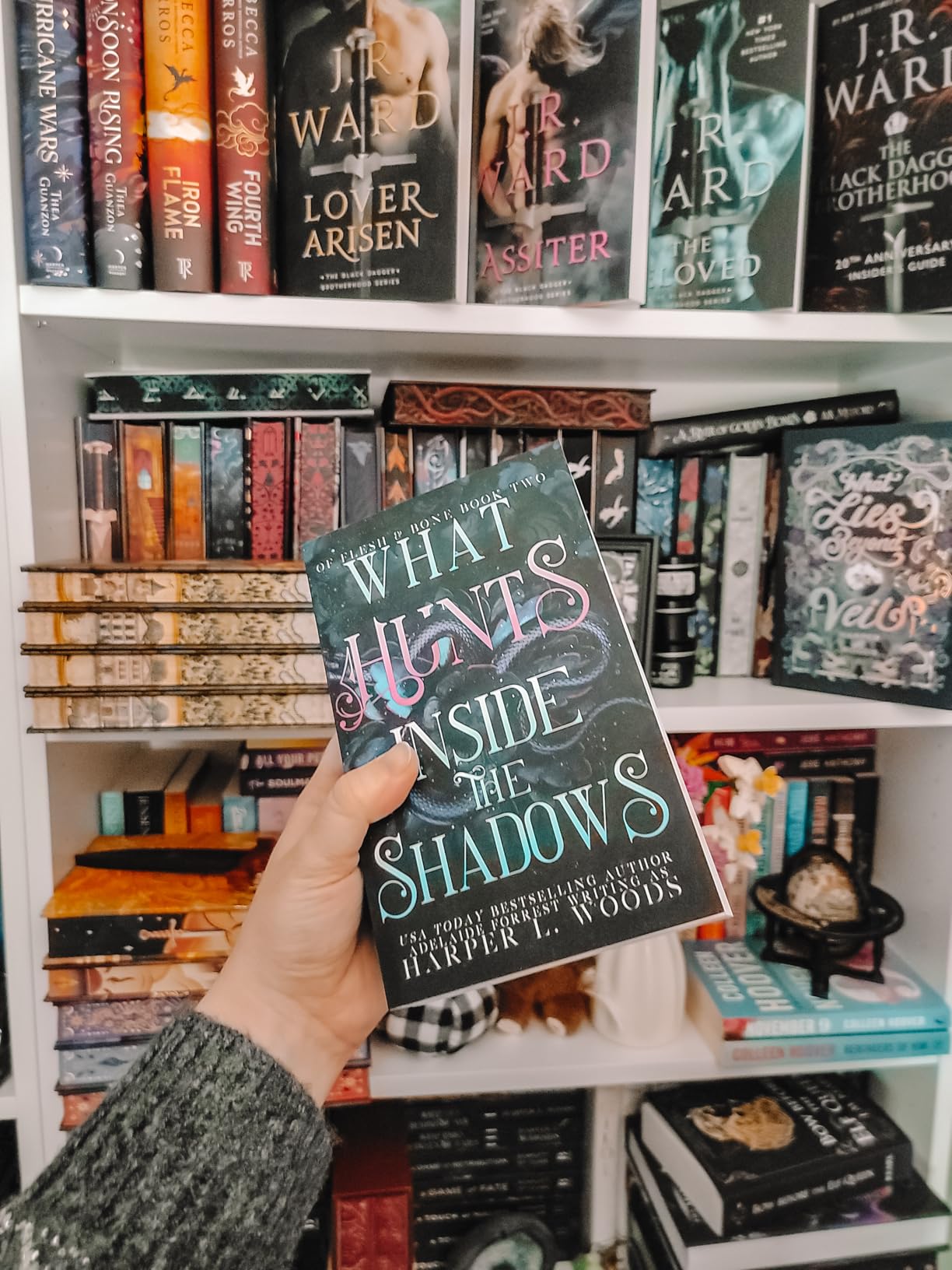 WHAT HUNTS INSIDE THE SHADOWS : Woods, Harper L.: Amazon.in: Books